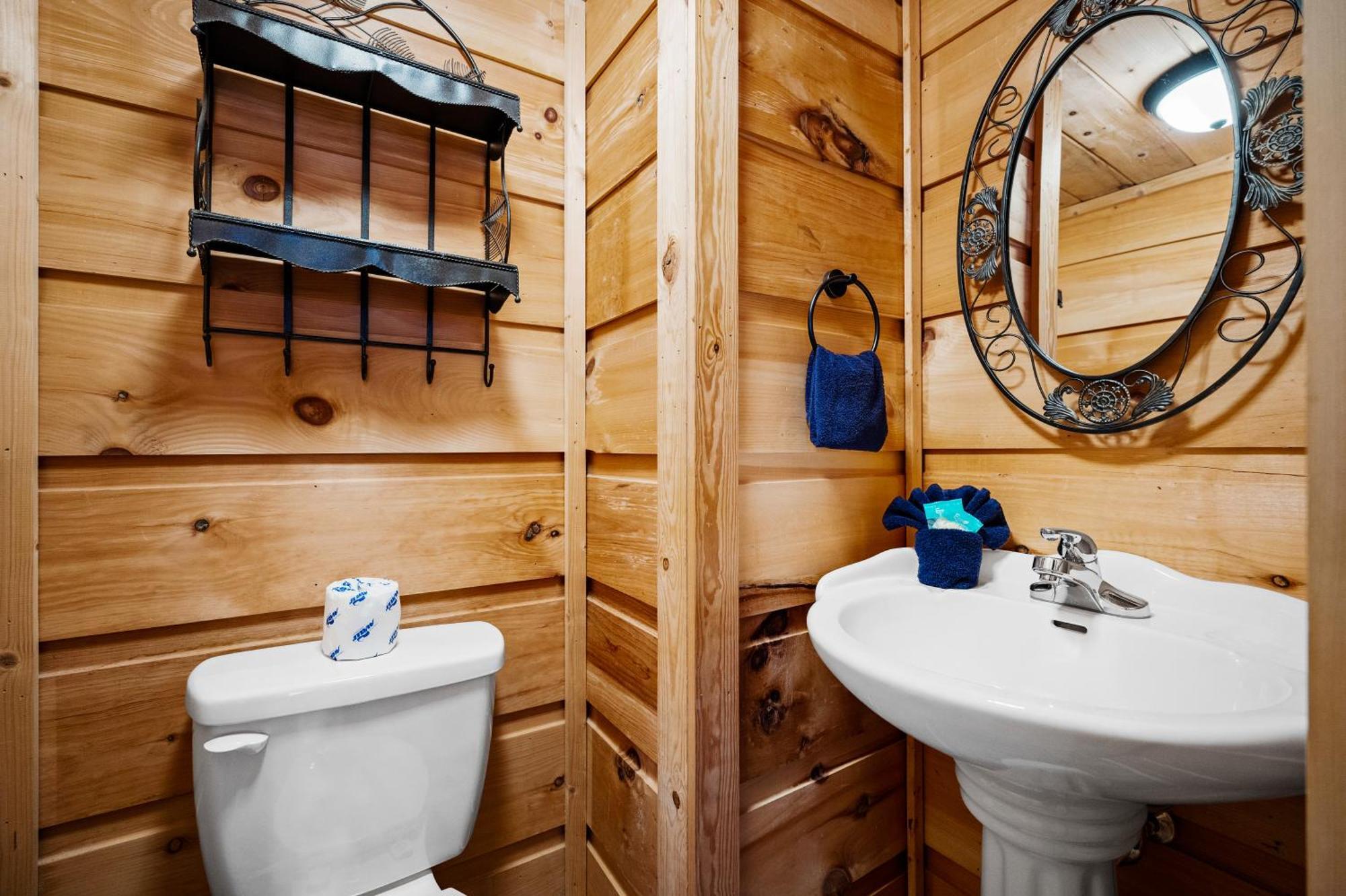 Holiday home Cubby Bear, Hot Tub, Pool, 1089 Free Attraction Tickets Each Paid Day, Dollywood And More! Gatlinburg