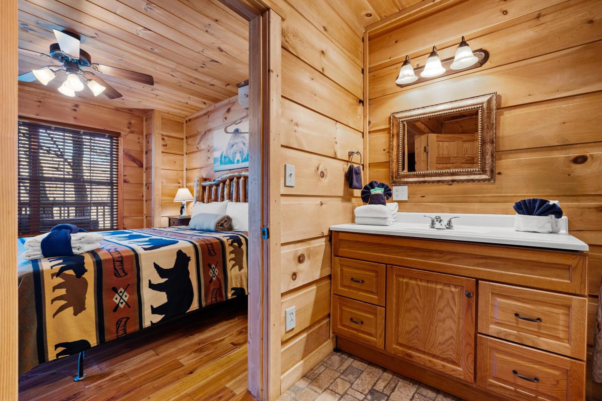 Cubby Bear, Hot Tub, Pool, 1089 Free Attraction Tickets Each Paid Day, Dollywood And More! Holiday home *