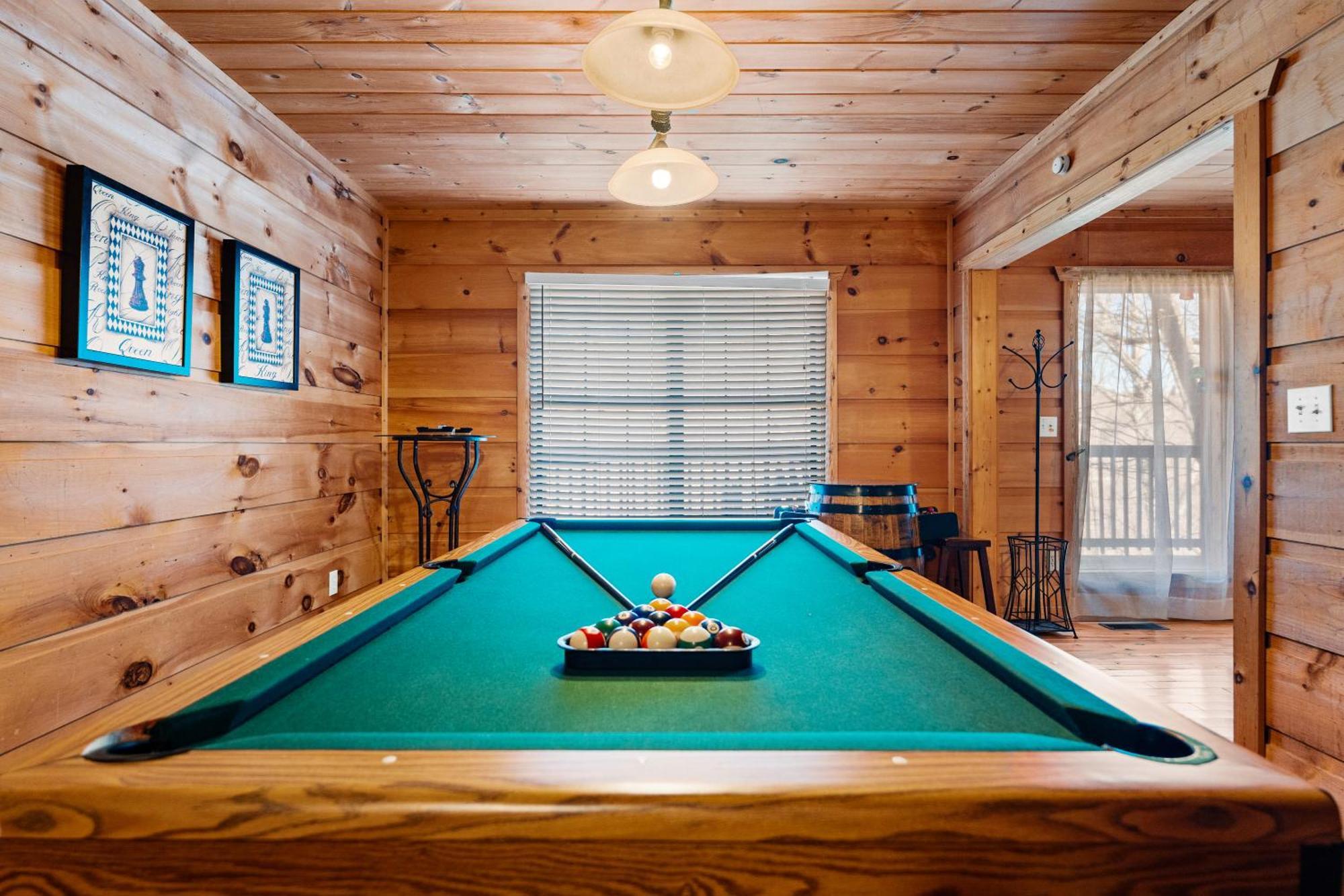 Holiday home Cubby Bear, Hot Tub, Pool, 1089 Free Attraction Tickets Each Paid Day, Dollywood And More! Gatlinburg
