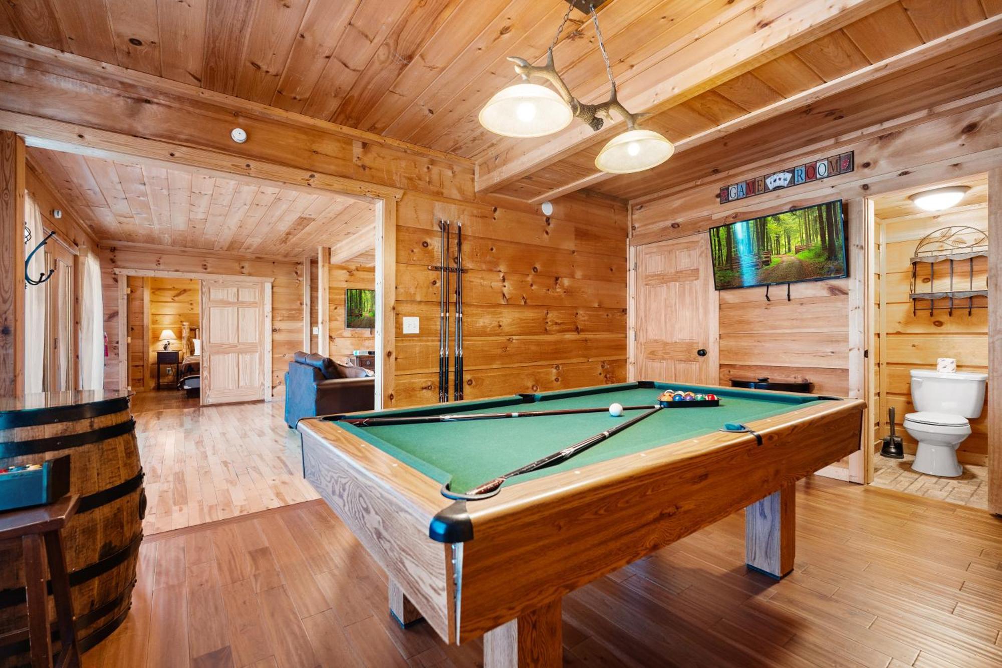 Cubby Bear, Hot Tub, Pool, 1089 Free Attraction Tickets Each Paid Day, Dollywood And More! * Gatlinburg