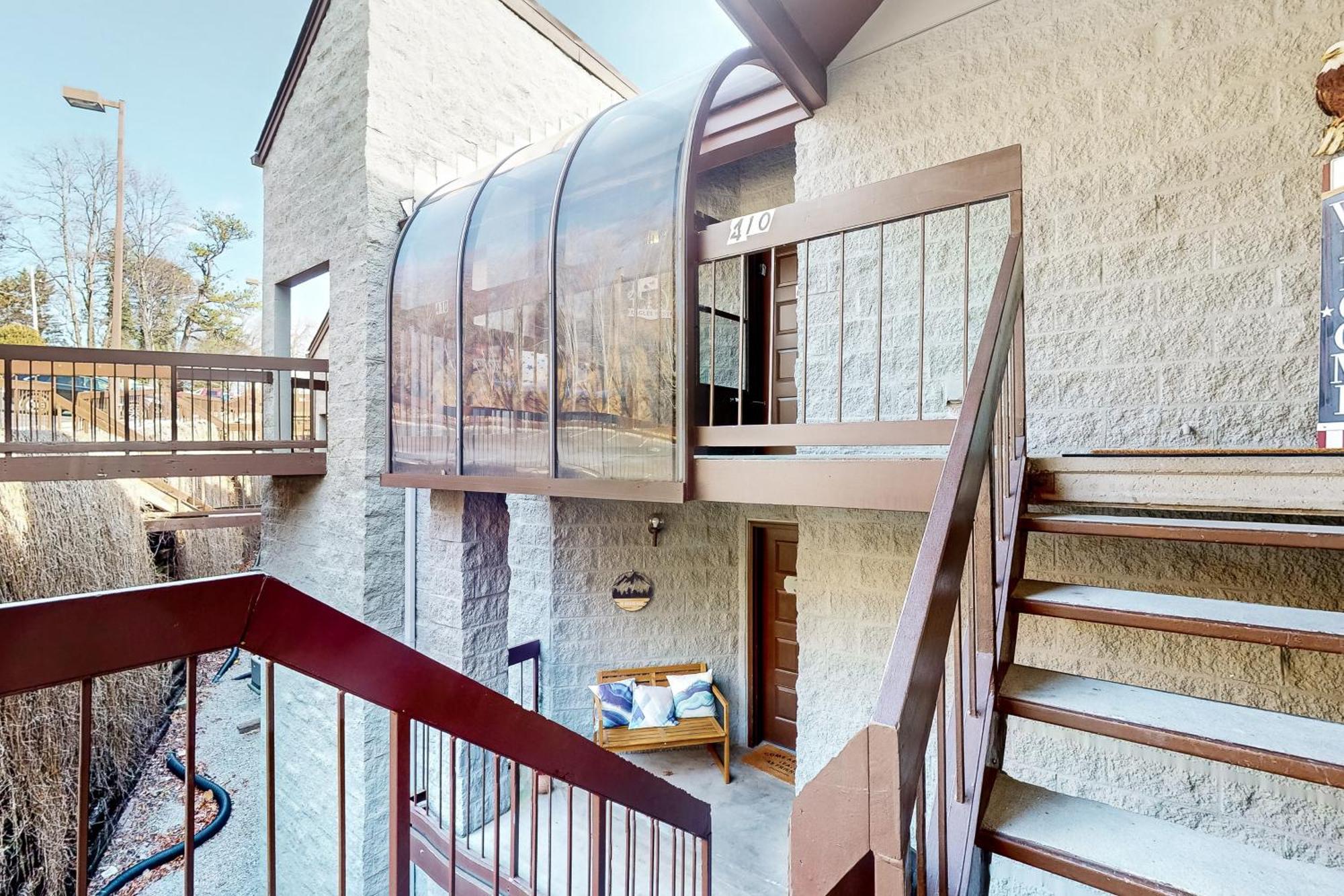 Eagles Nest Escape * Gatlinburg