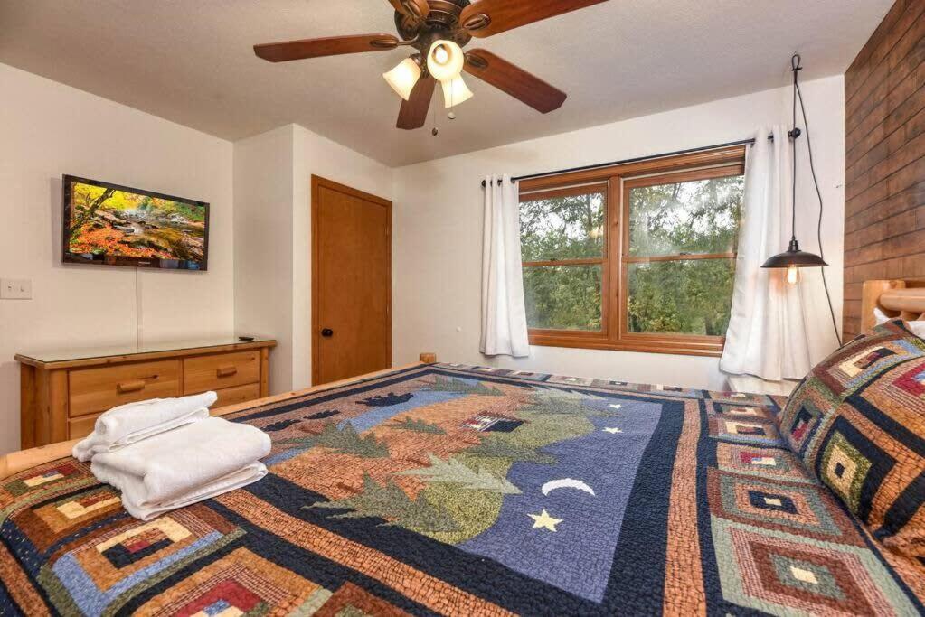 Black Bear ~ Game ~ Hot Tub ~ Firepit *