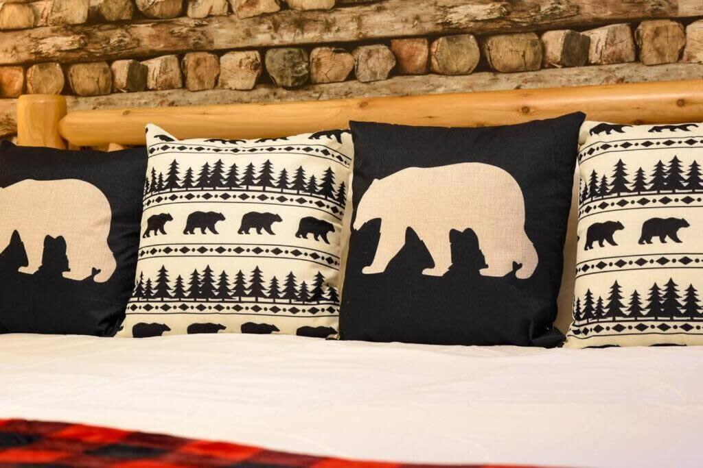 Black Bear ~ Game ~ Hot Tub ~ Firepit Holiday home Gatlinburg