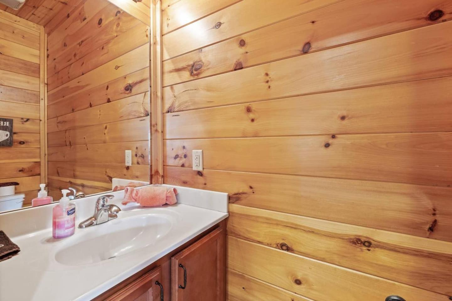 Luxury 4br W Theater & Hottub5 Min To Dt Holiday home