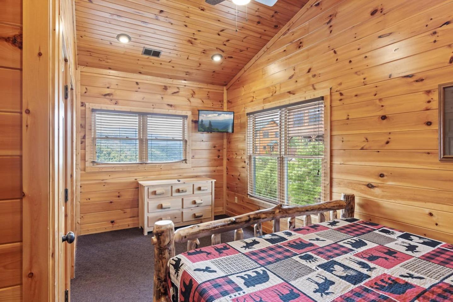 Luxury 4br W Theater & Hottub5 Min To Dt