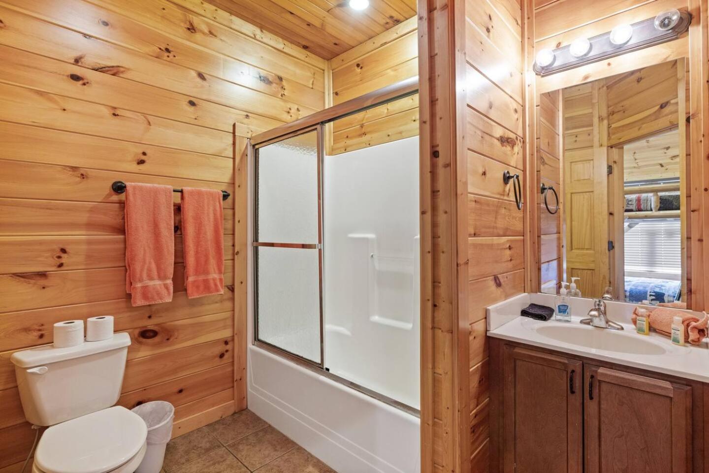 Luxury 4br W Theater & Hottub5 Min To Dt Holiday home *