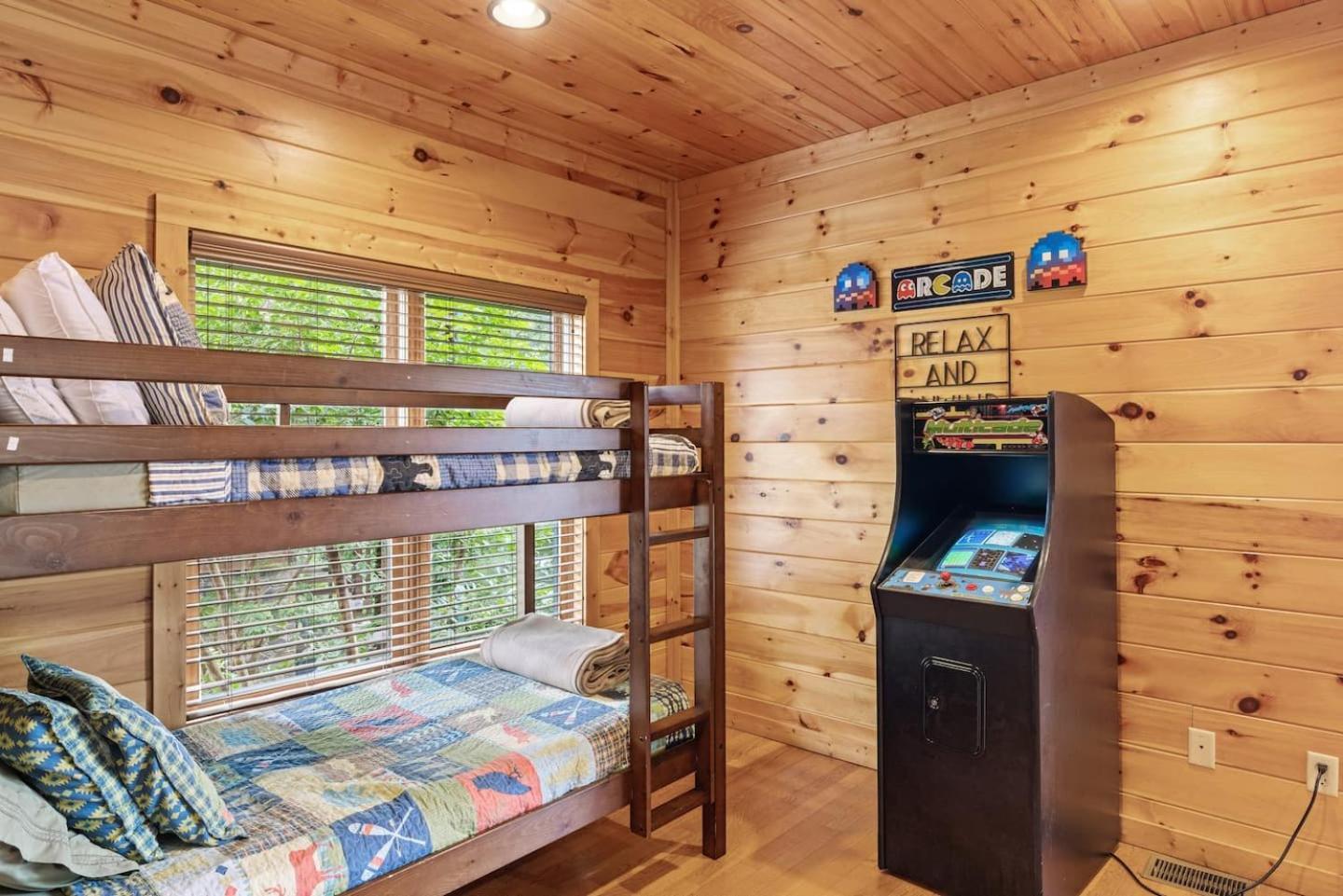 Luxury 4br W Theater & Hottub5 Min To Dt Holiday home
