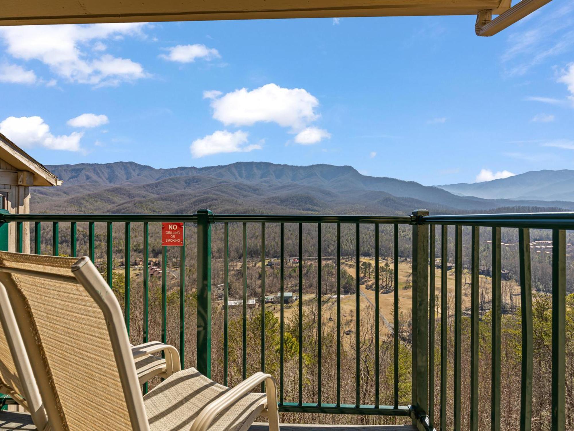 Apartment Smoky Sunrise Getaway - Deer Ridge Mountain C305