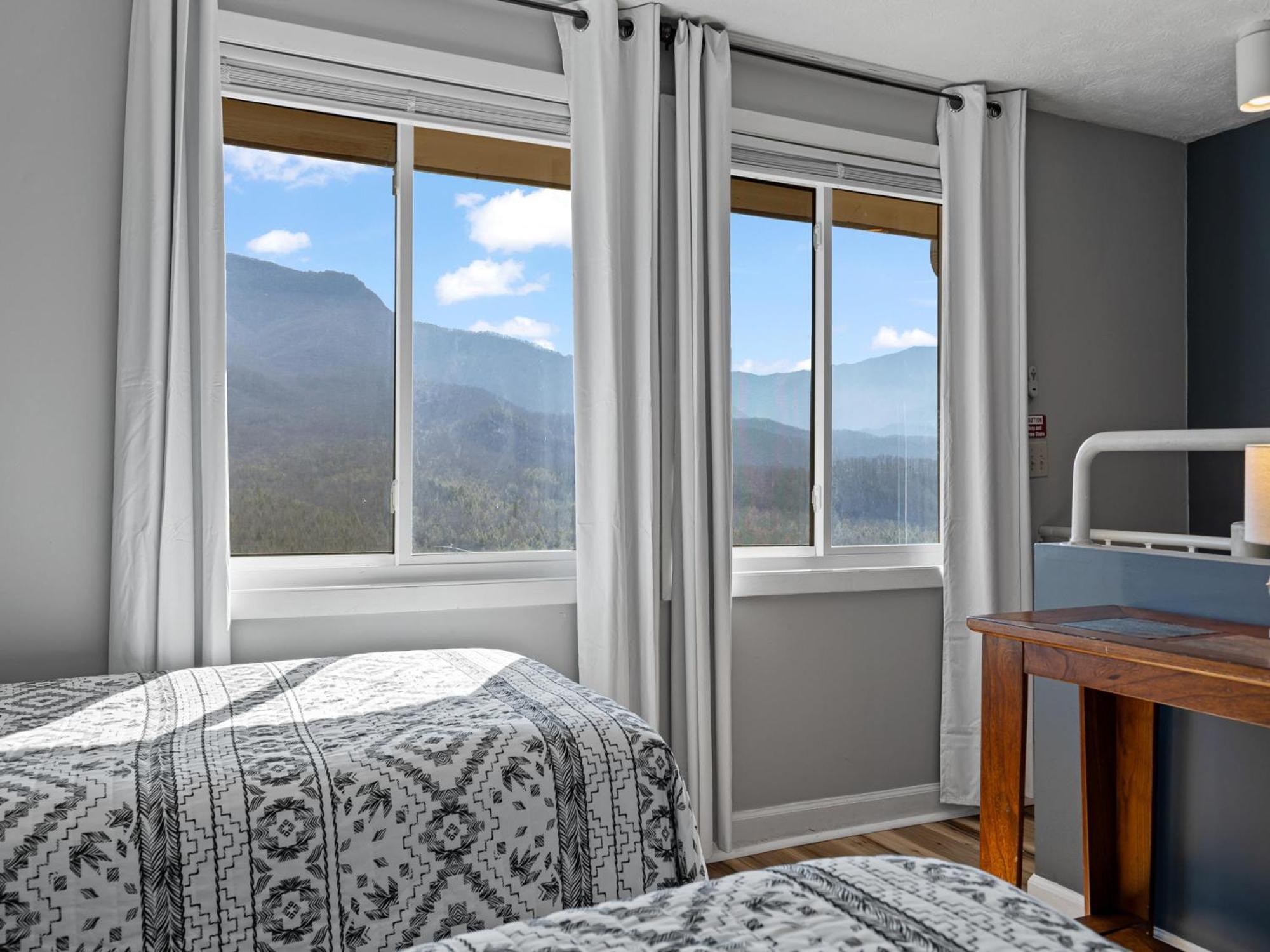 Smoky Sunrise Getaway - Deer Ridge Mountain C305 Apartment *