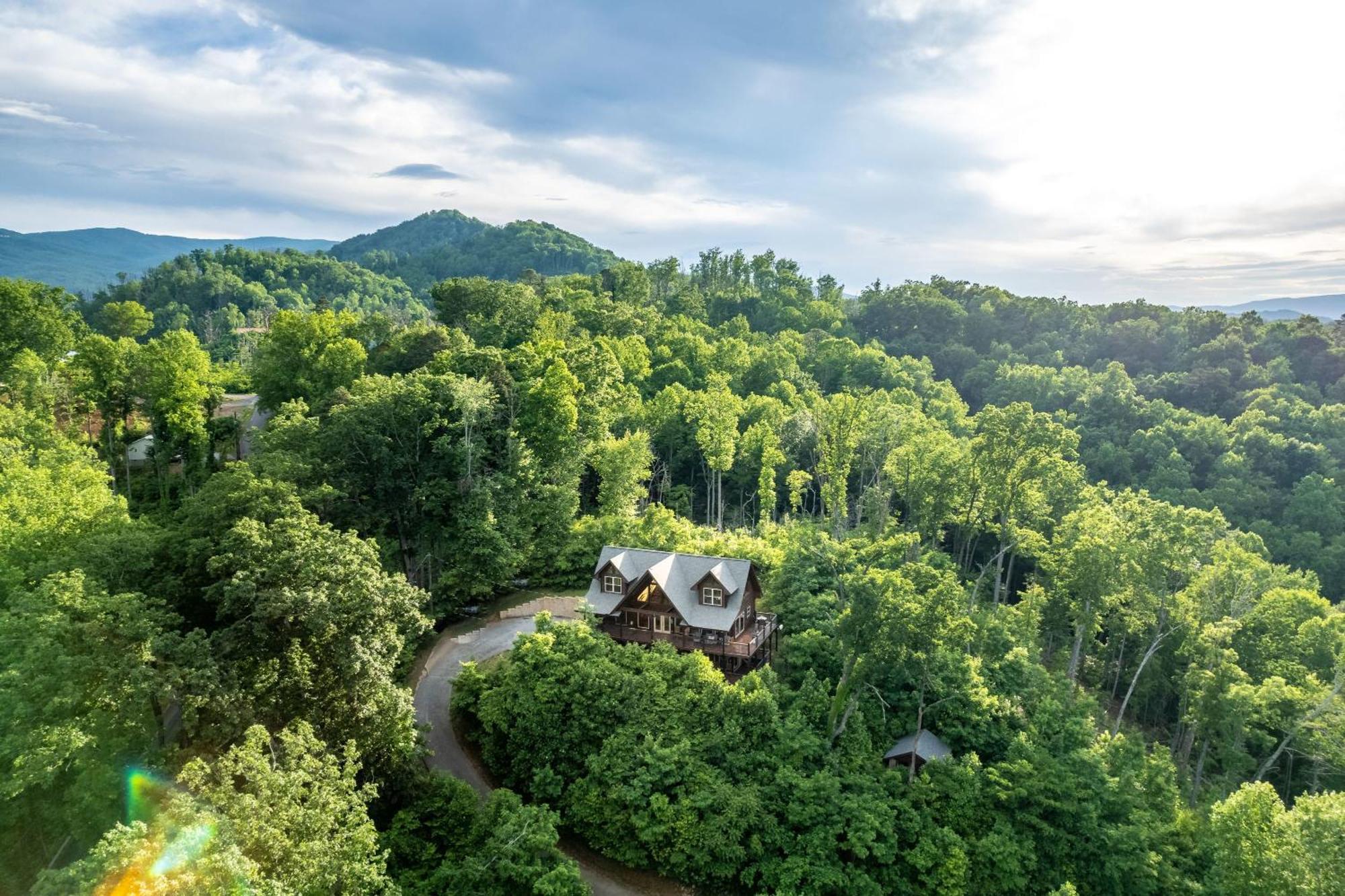 The Solstice - Amenities Galore Mountain Retreat Holiday home