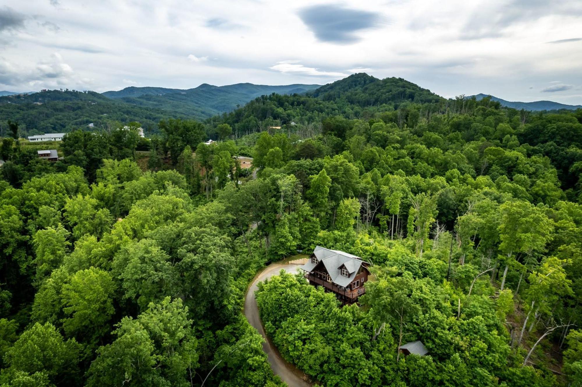 The Solstice - Amenities Galore Mountain Retreat
