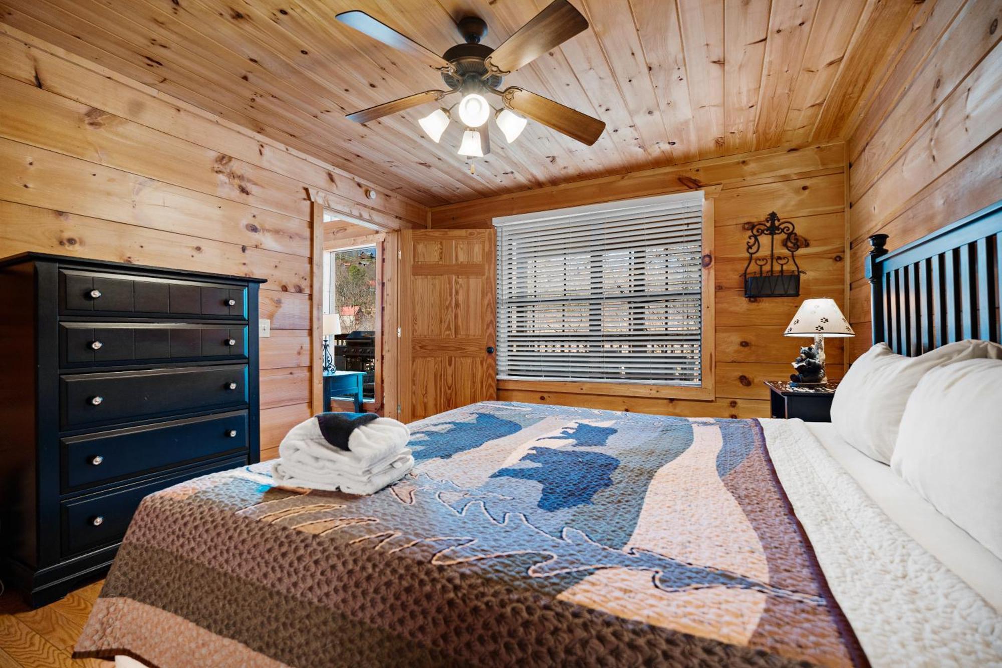 Cubby Bear, Hot Tub, Pool, 1089 Free Attraction Tickets Each Paid Day, Dollywood And More! Holiday home *