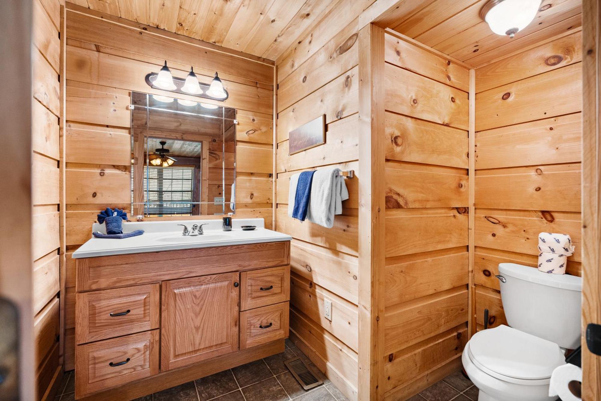 Cubby Bear, Hot Tub, Pool, 1089 Free Attraction Tickets Each Paid Day, Dollywood And More! Holiday home Gatlinburg
