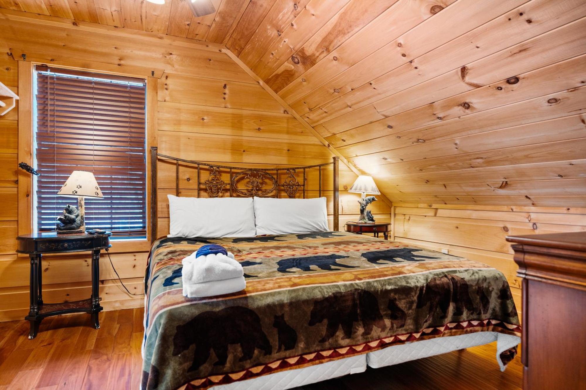 Holiday home Cubby Bear, Hot Tub, Pool, 1089 Free Attraction Tickets Each Paid Day, Dollywood And More! Gatlinburg