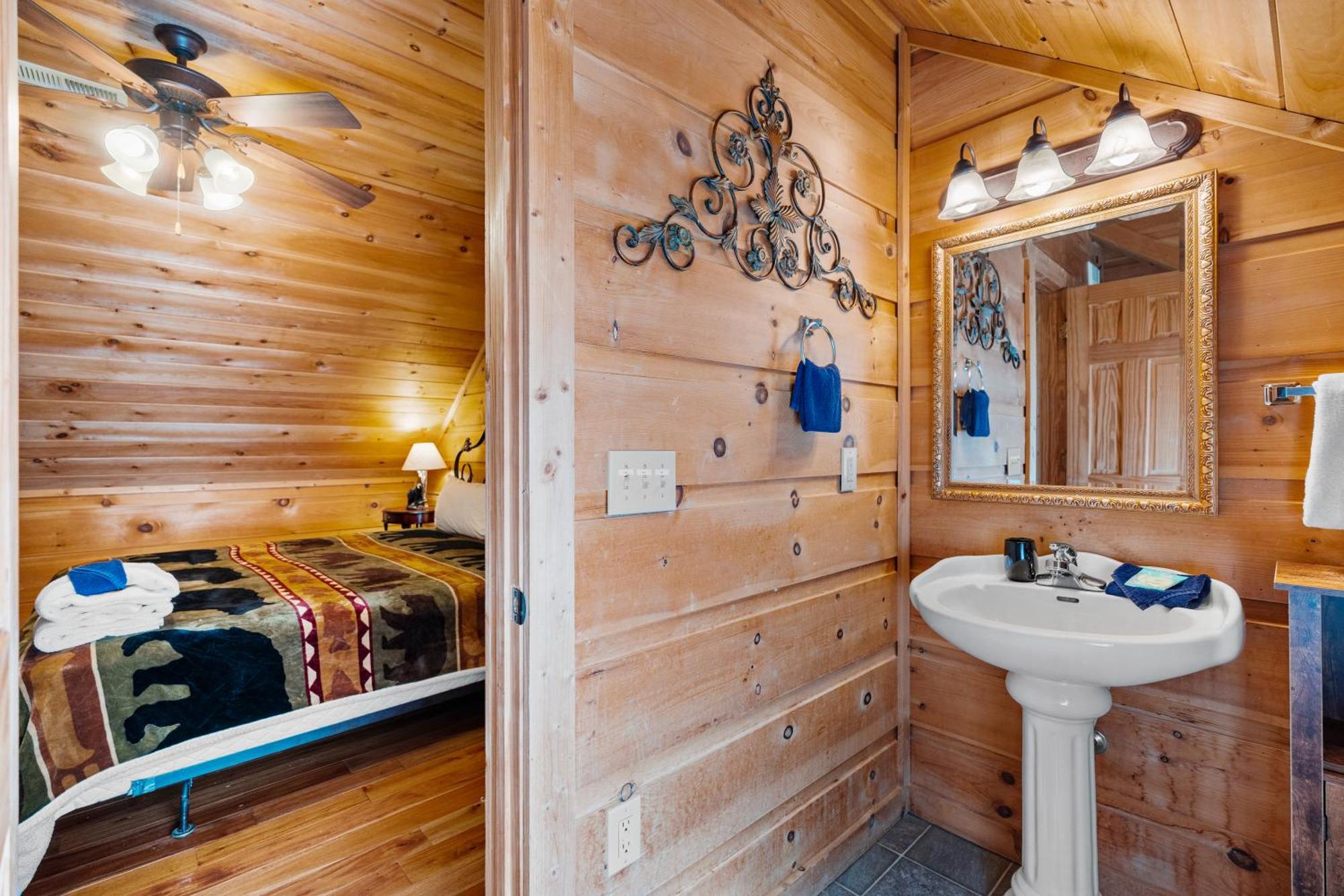 Cubby Bear, Hot Tub, Pool, 1089 Free Attraction Tickets Each Paid Day, Dollywood And More! * Gatlinburg
