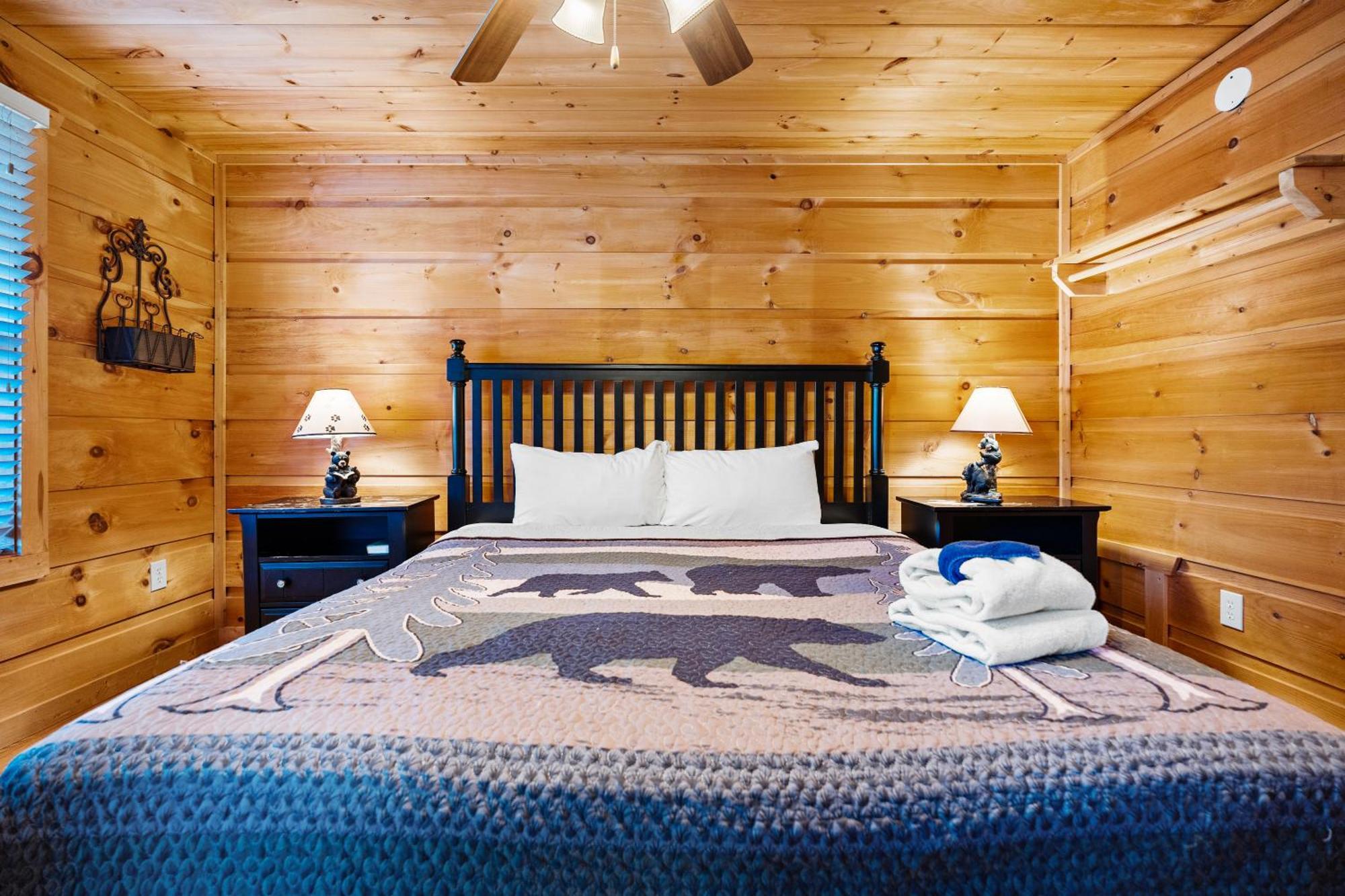 Cubby Bear, Hot Tub, Pool, 1089 Free Attraction Tickets Each Paid Day, Dollywood And More! Holiday home Gatlinburg