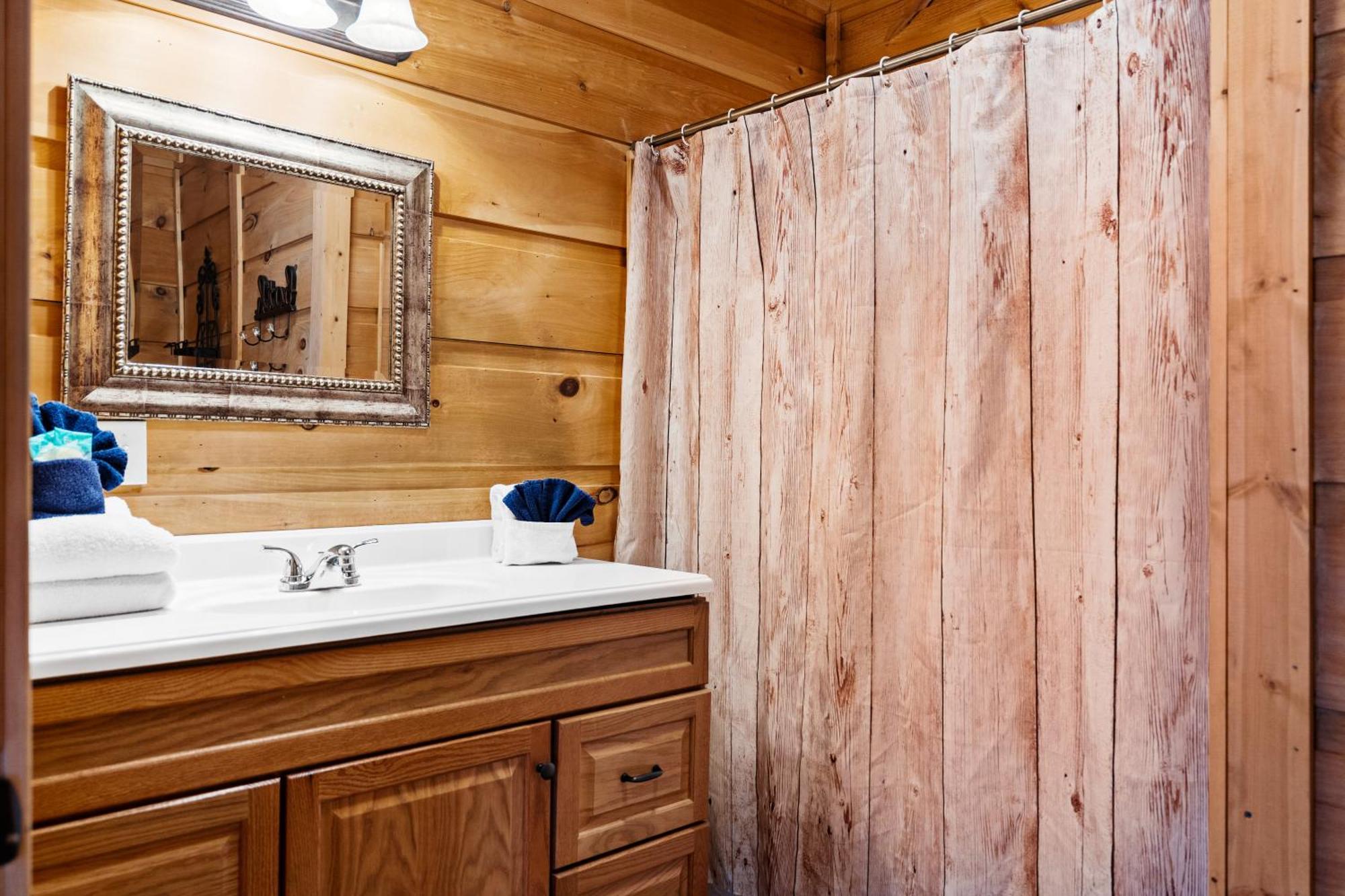 Cubby Bear, Hot Tub, Pool, 1089 Free Attraction Tickets Each Paid Day, Dollywood And More! *