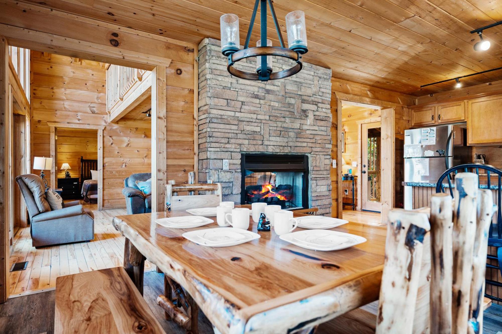 Cubby Bear, Hot Tub, Pool, 1089 Free Attraction Tickets Each Paid Day, Dollywood And More! Holiday home Gatlinburg
