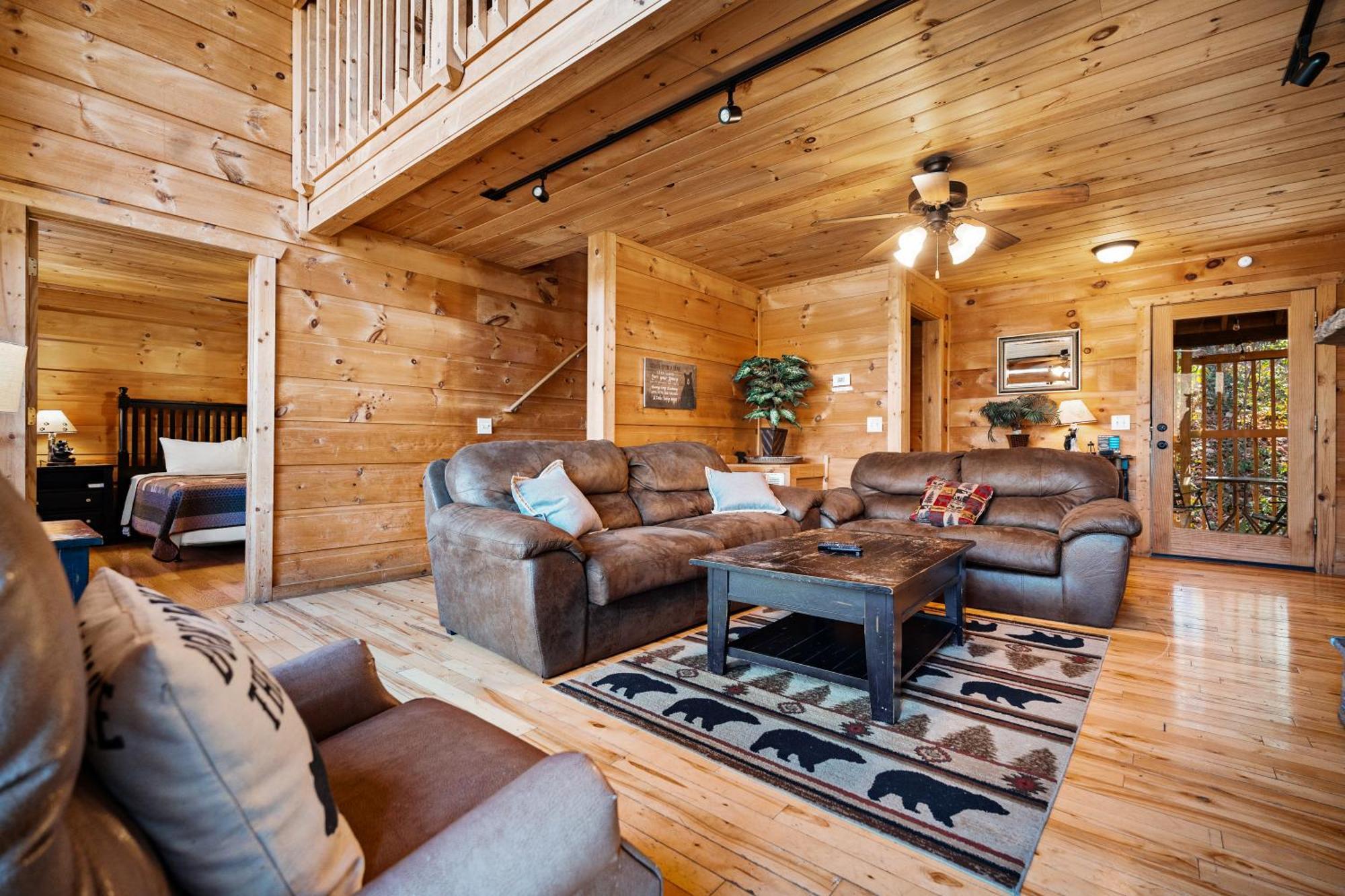 Cubby Bear, Hot Tub, Pool, 1089 Free Attraction Tickets Each Paid Day, Dollywood And More!