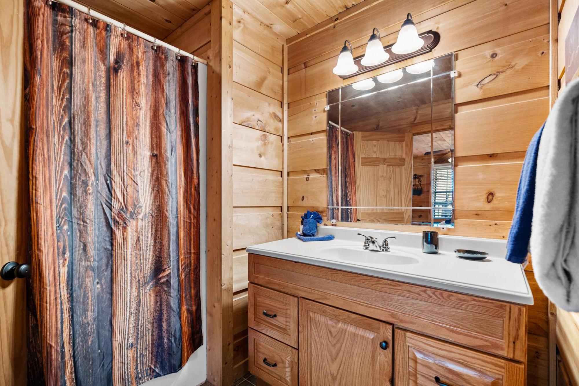 Holiday home Cubby Bear, Hot Tub, Pool, 1089 Free Attraction Tickets Each Paid Day, Dollywood And More! Gatlinburg