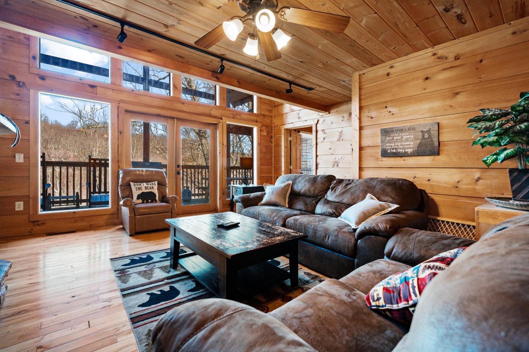 Holiday home Cubby Bear, Hot Tub, Pool, 1089 Free Attraction Tickets Each Paid Day, Dollywood And More!