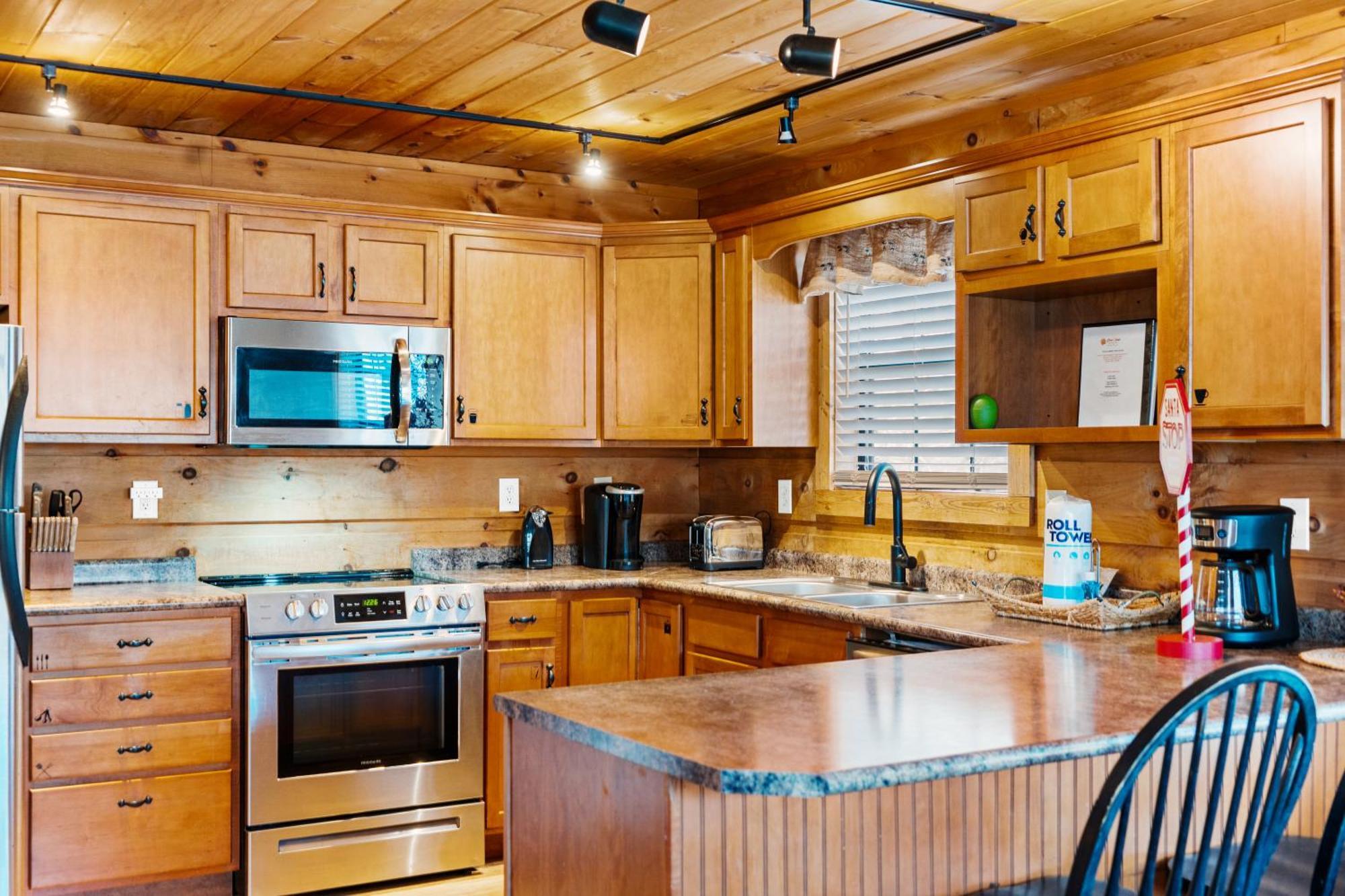 Cubby Bear, Hot Tub, Pool, 1089 Free Attraction Tickets Each Paid Day, Dollywood And More! Holiday home