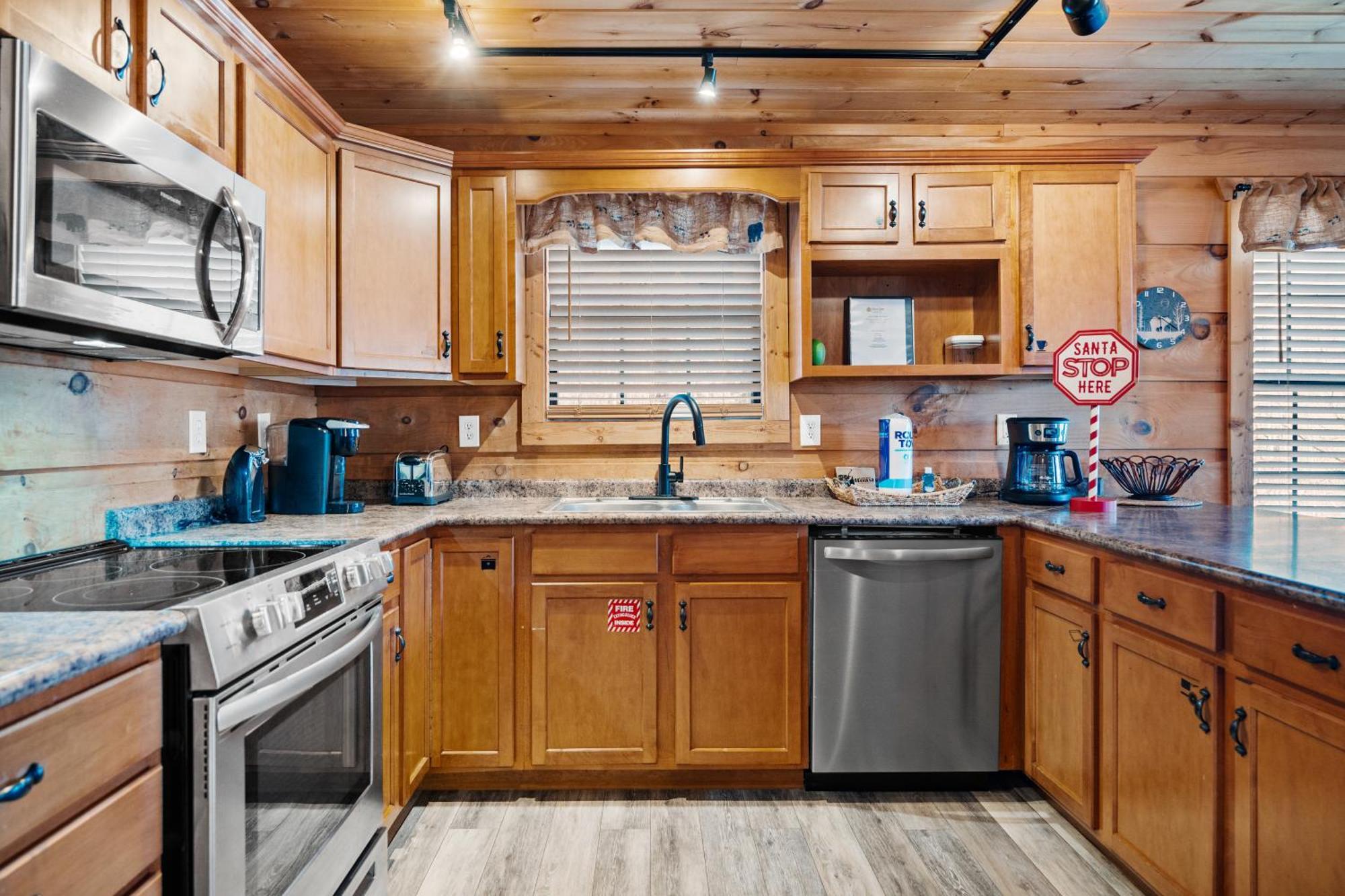 Cubby Bear, Hot Tub, Pool, 1089 Free Attraction Tickets Each Paid Day, Dollywood And More! Holiday home *
