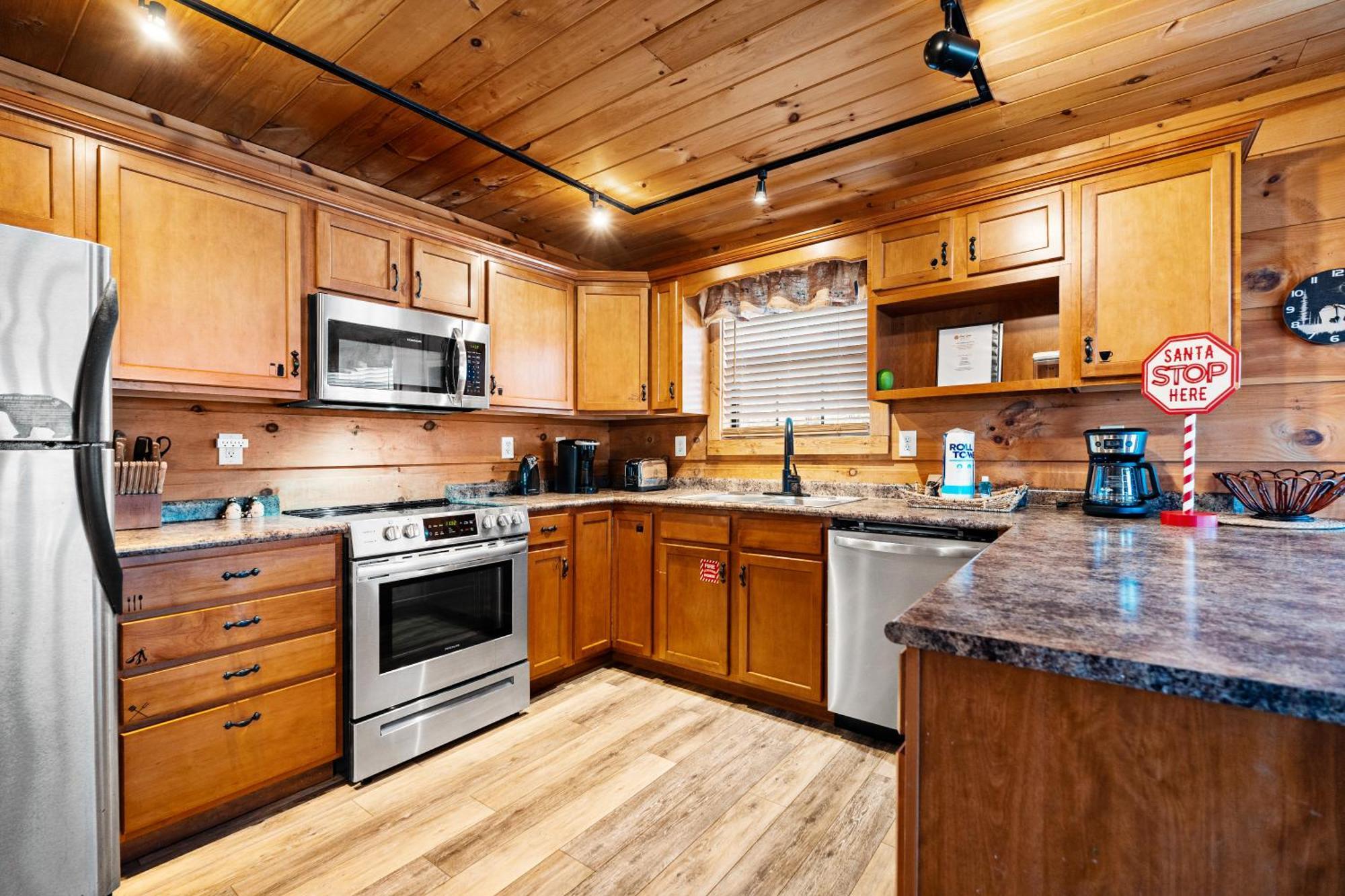 Holiday home Cubby Bear, Hot Tub, Pool, 1089 Free Attraction Tickets Each Paid Day, Dollywood And More! Gatlinburg