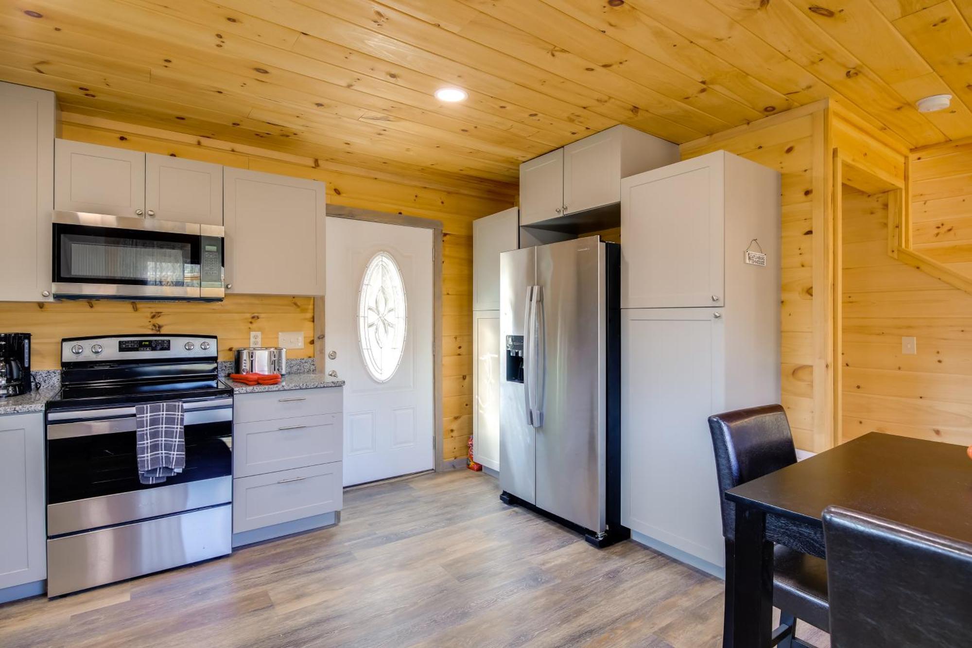 With Game Room, Hot Tub And Mtn Views Holiday home *