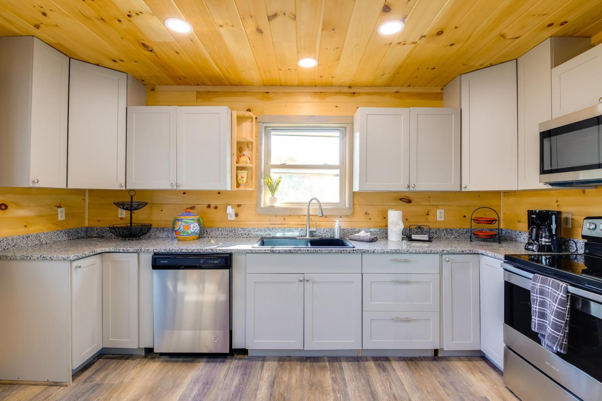 Holiday home With Game Room, Hot Tub And Mtn Views Gatlinburg