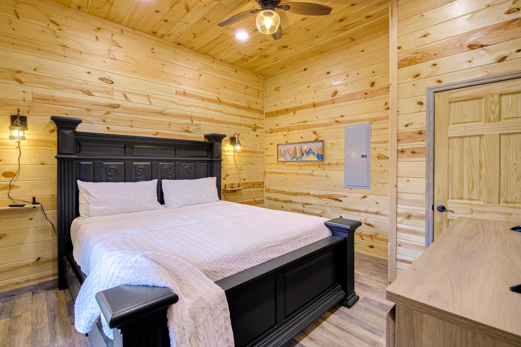 With Game Room, Hot Tub And Mtn Views Gatlinburg