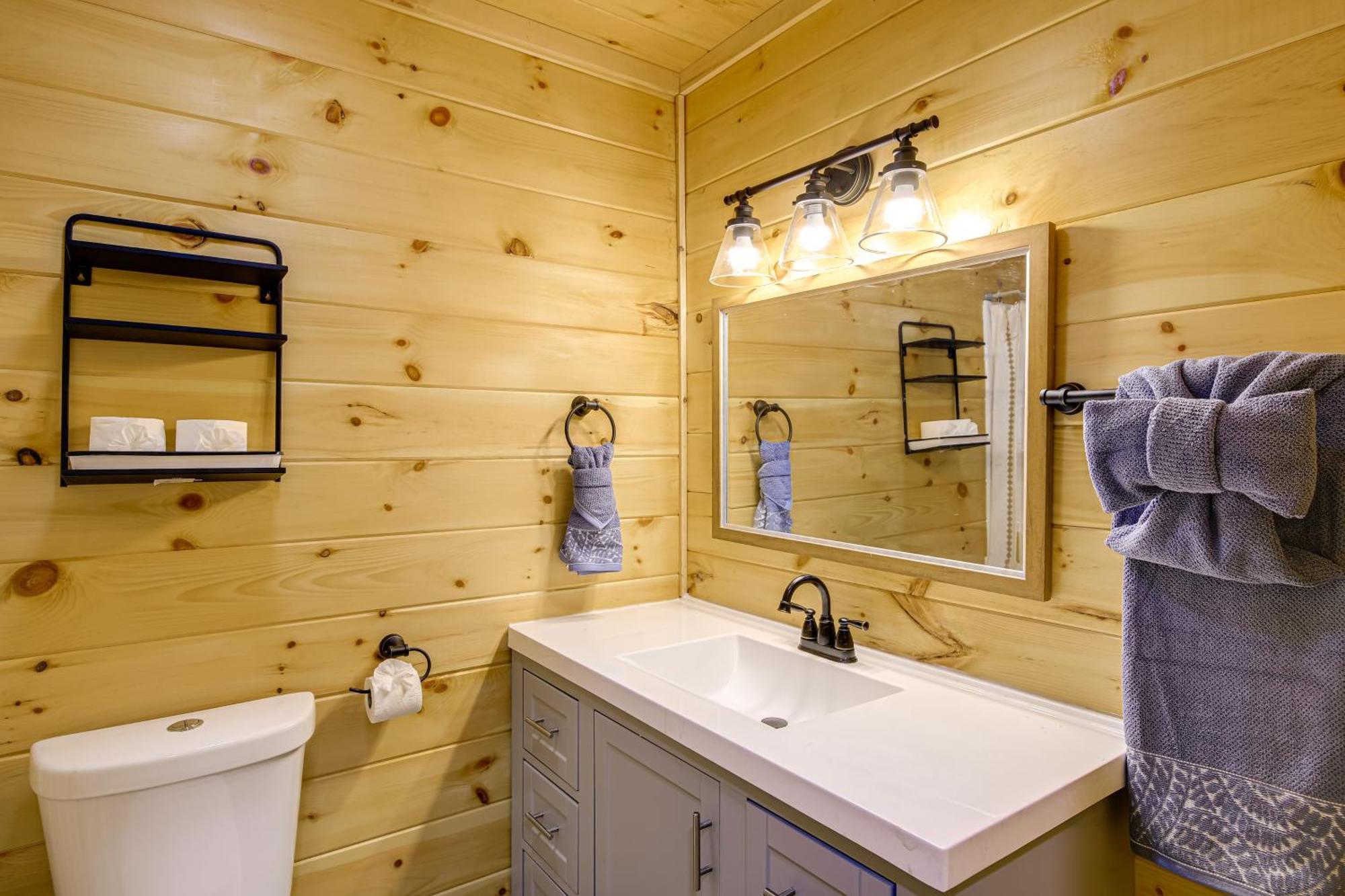 With Game Room, Hot Tub And Mtn Views Holiday home