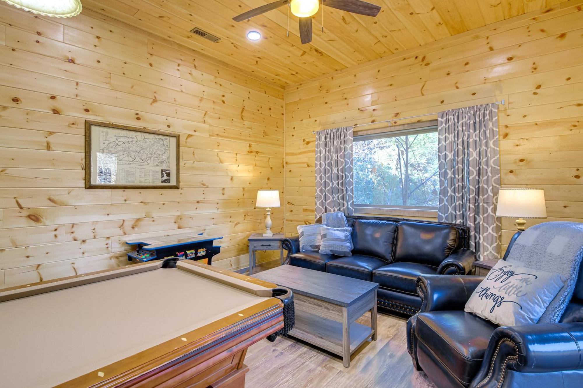 With Game Room, Hot Tub And Mtn Views Holiday home