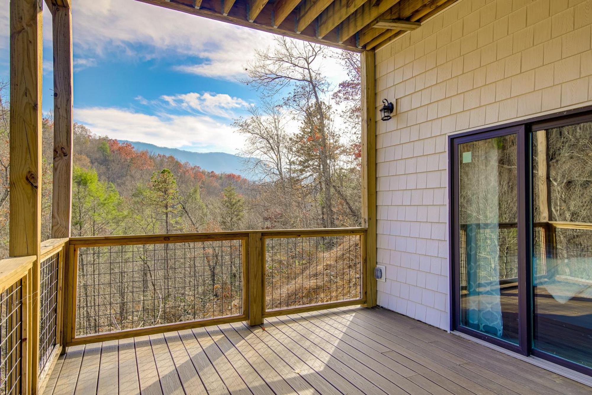 With Game Room, Hot Tub And Mtn Views Holiday home