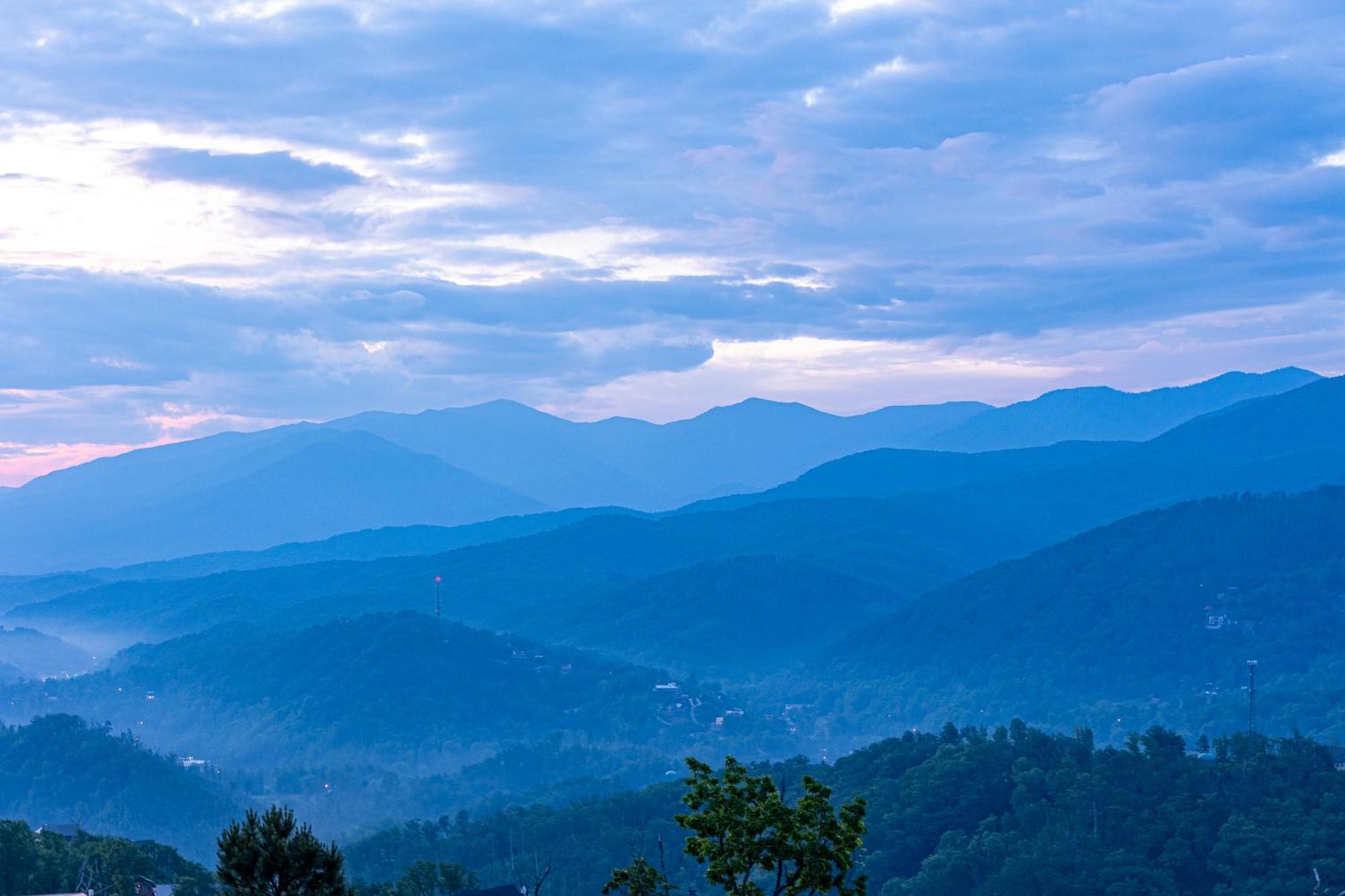 Swimmin 'n Da Clouds * Gatlinburg