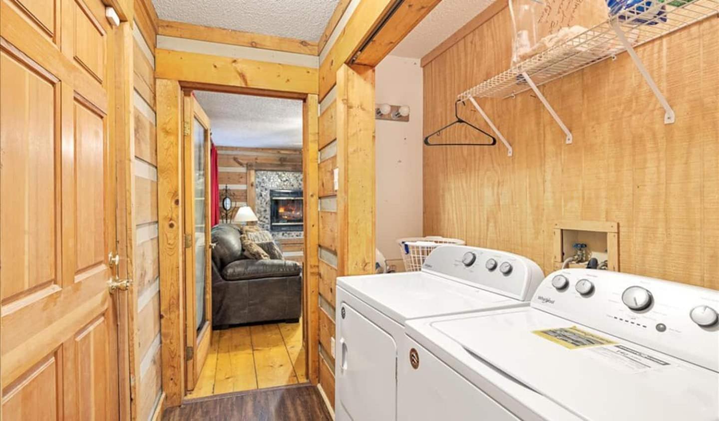 Near Downtown, Bbq,hot Tub, Foosball, Fireplace *