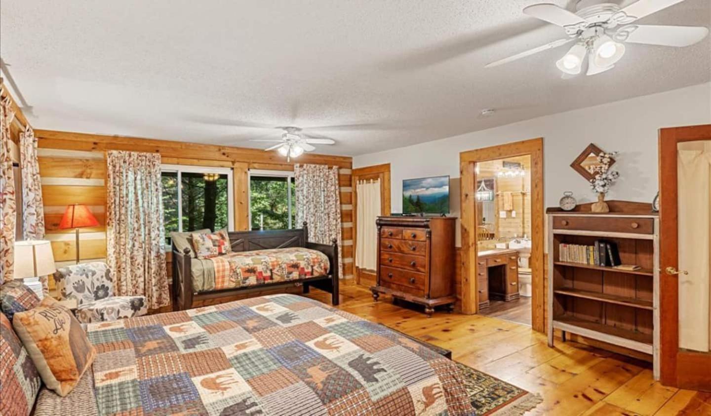 Near Downtown, Bbq,hot Tub, Foosball, Fireplace Holiday home Gatlinburg