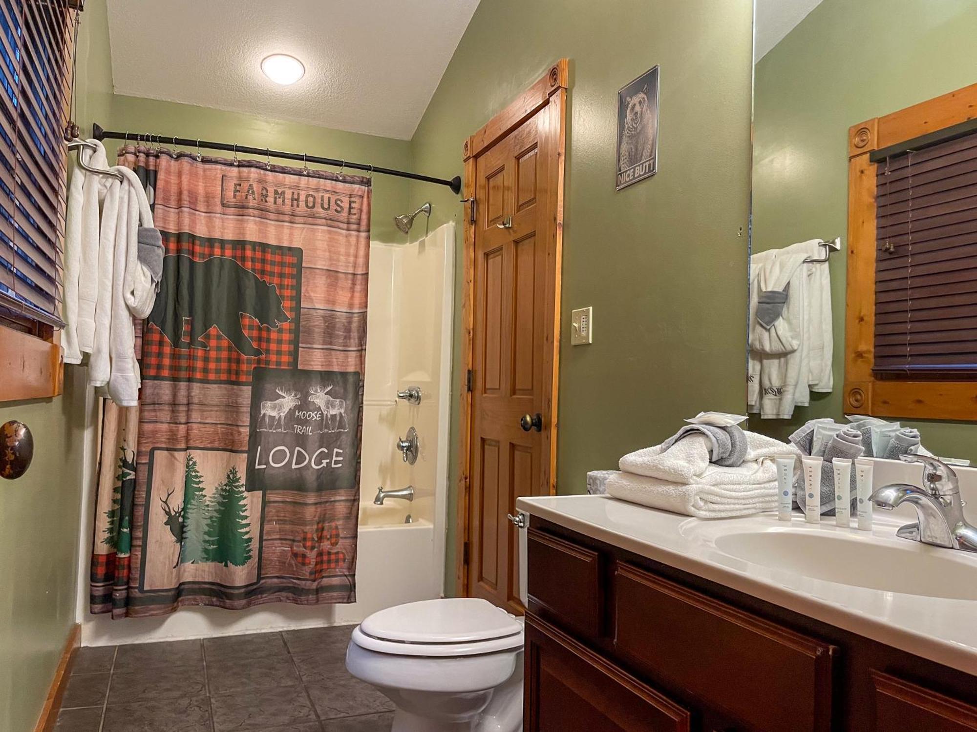 Villa Spacious Log Cabin, Easy Drive, Hot Tub, Arcade Gameroom, Mountain Vibe *