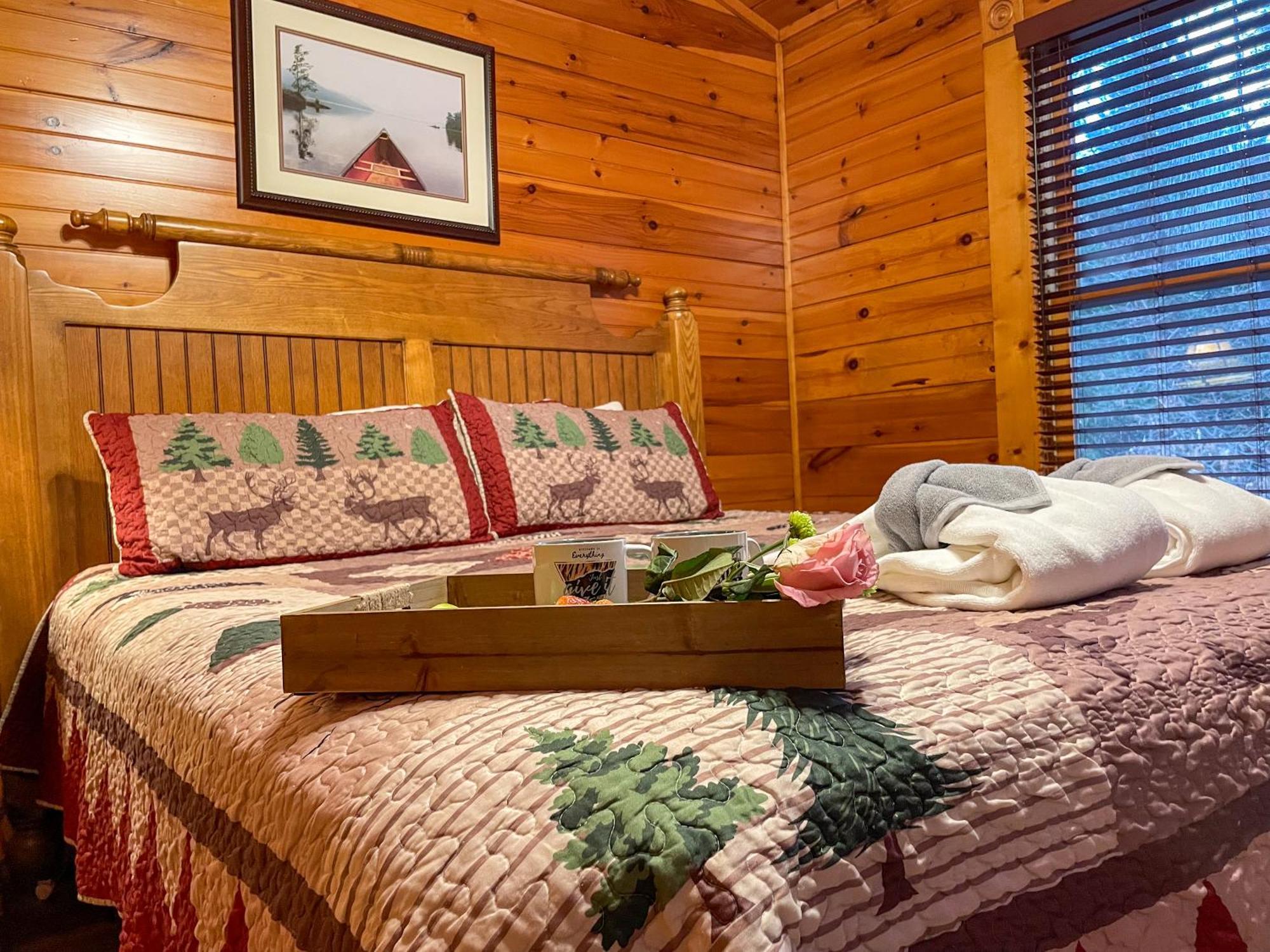 Spacious Log Cabin, Easy Drive, Hot Tub, Arcade Gameroom, Mountain Vibe * Gatlinburg