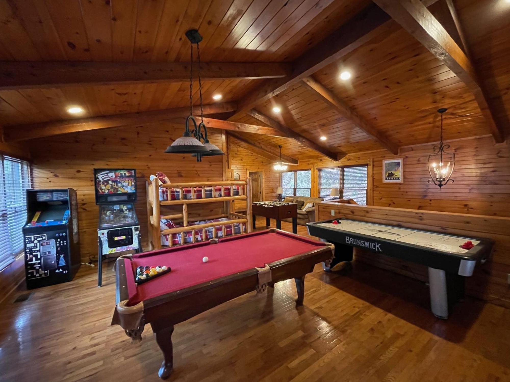 Spacious Log Cabin, Easy Drive, Hot Tub, Arcade Gameroom, Mountain Vibe * Gatlinburg