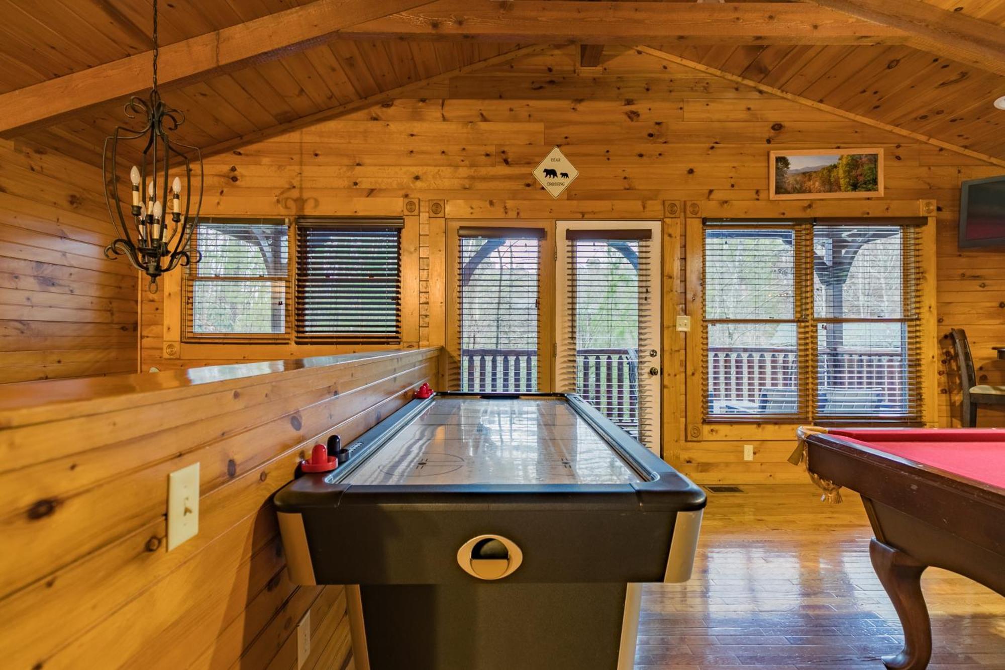 Spacious Log Cabin, Easy Drive, Hot Tub, Arcade Gameroom, Mountain Vibe Villa