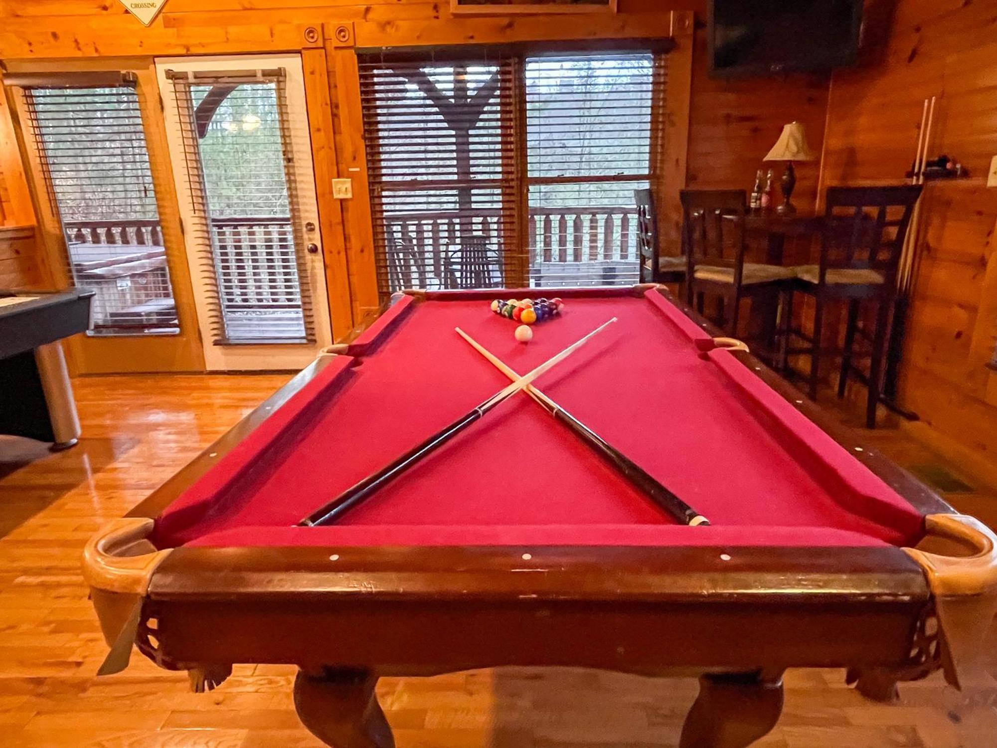Spacious Log Cabin, Easy Drive, Hot Tub, Arcade Gameroom, Mountain Vibe Villa Gatlinburg
