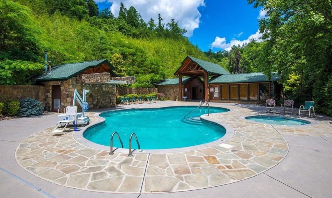 Spacious Log Cabin, Easy Drive, Hot Tub, Arcade Gameroom, Mountain Vibe Villa *