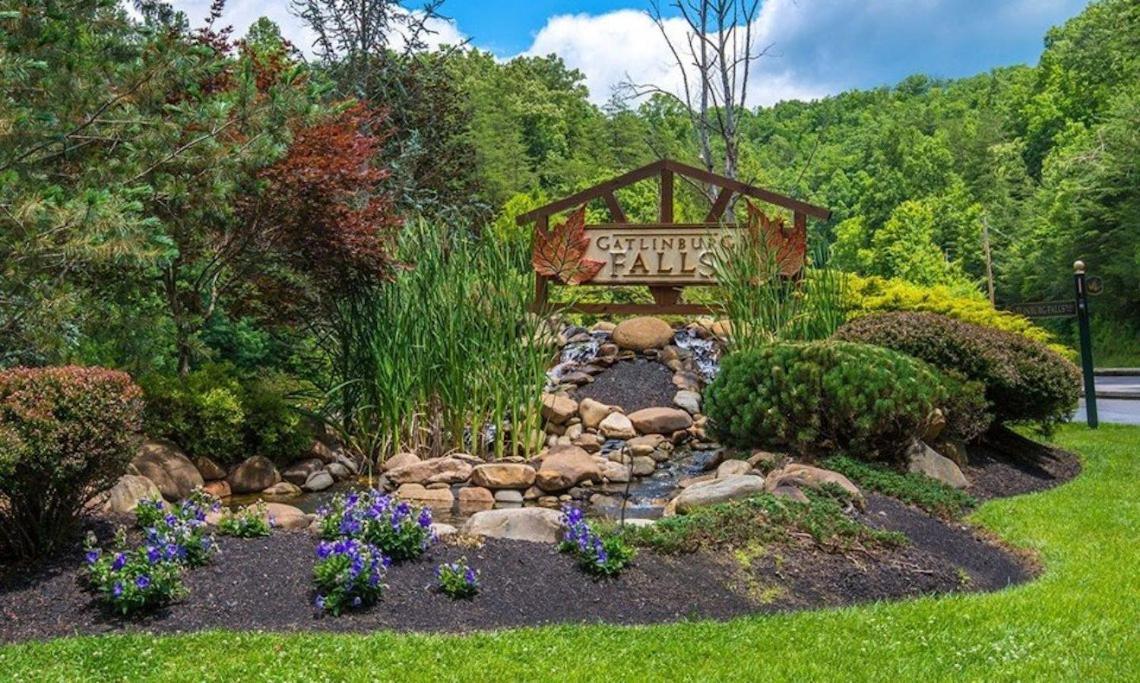 Villa Spacious Log Cabin, Easy Drive, Hot Tub, Arcade Gameroom, Mountain Vibe Gatlinburg