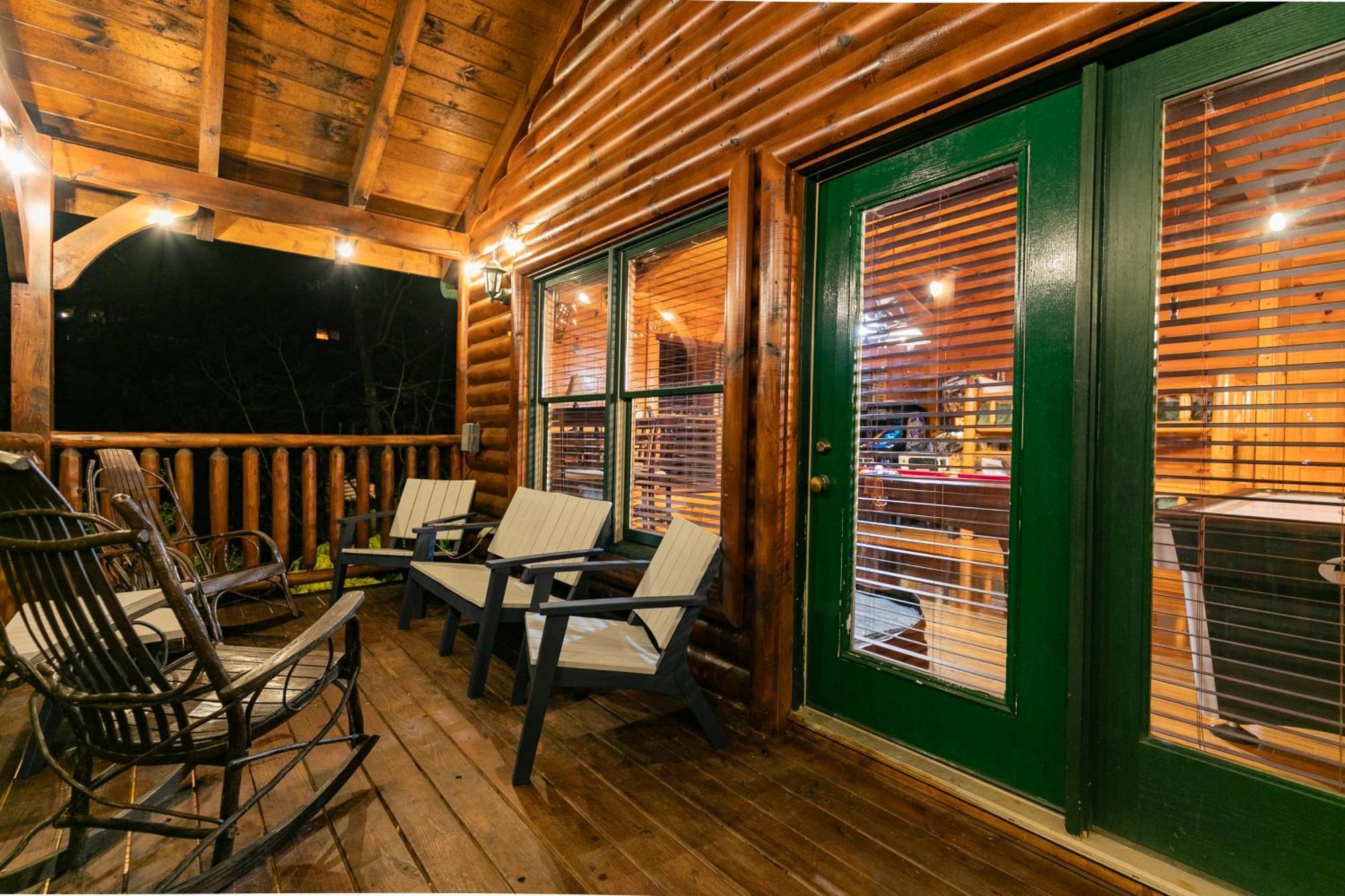 Spacious Log Cabin, Easy Drive, Hot Tub, Arcade Gameroom, Mountain Vibe Villa *