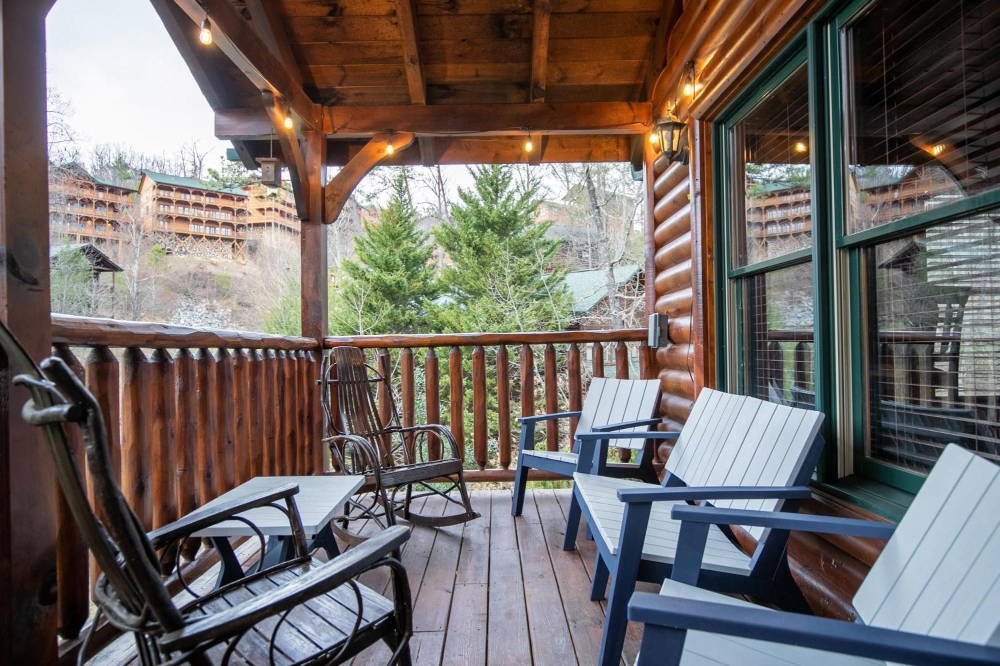 Spacious Log Cabin, Easy Drive, Hot Tub, Arcade Gameroom, Mountain Vibe Villa