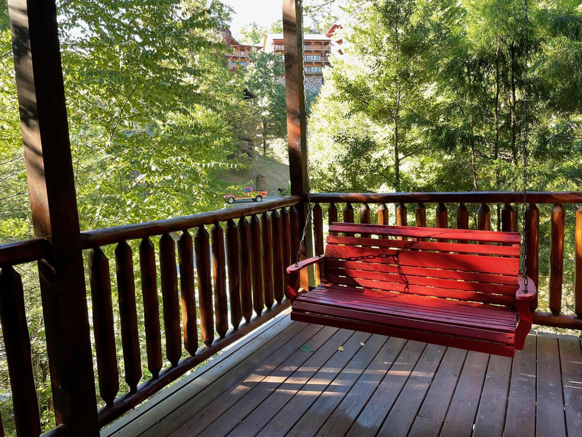 Villa Spacious Log Cabin, Easy Drive, Hot Tub, Arcade Gameroom, Mountain Vibe