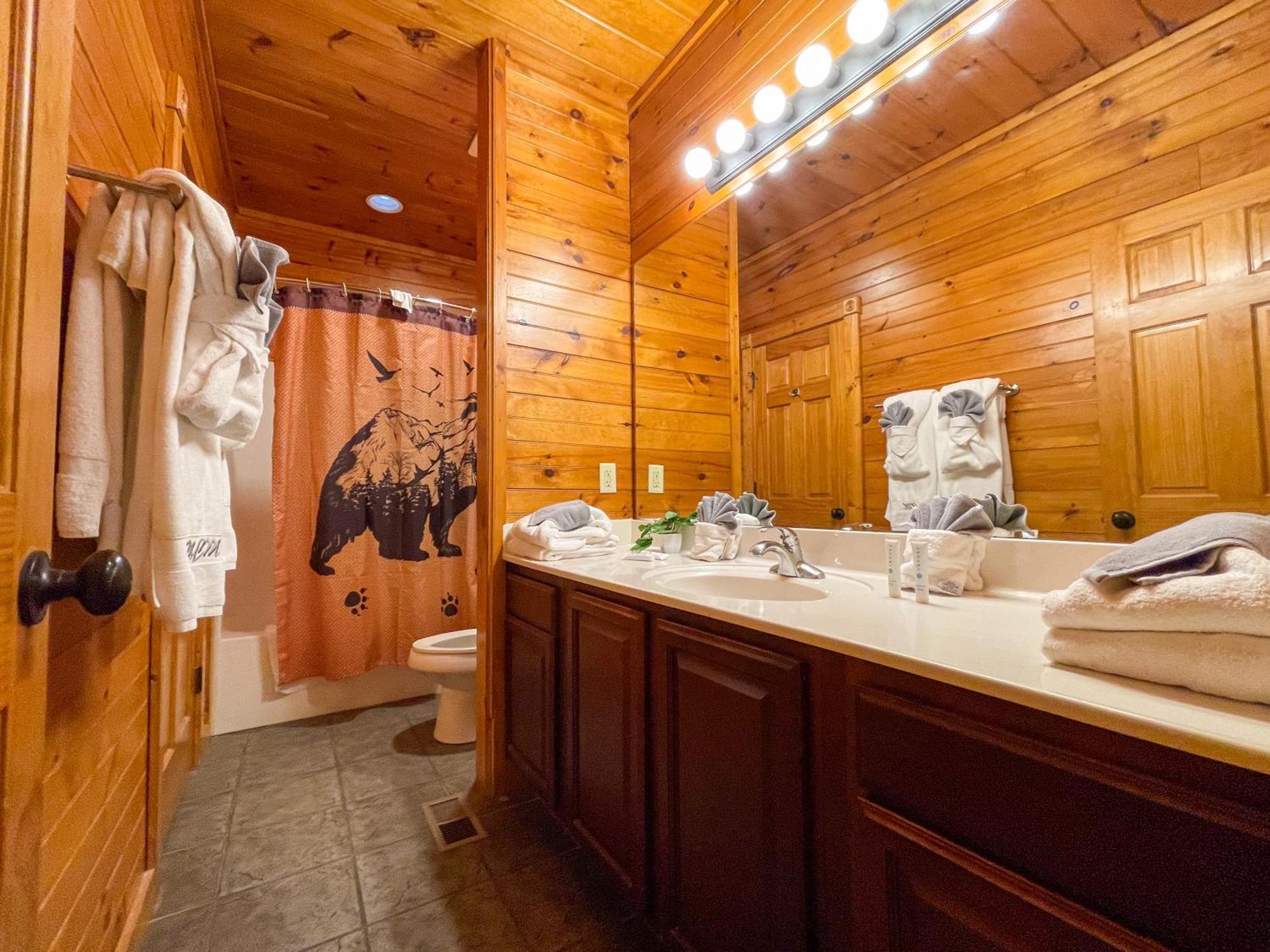 Spacious Log Cabin, Easy Drive, Hot Tub, Arcade Gameroom, Mountain Vibe Gatlinburg