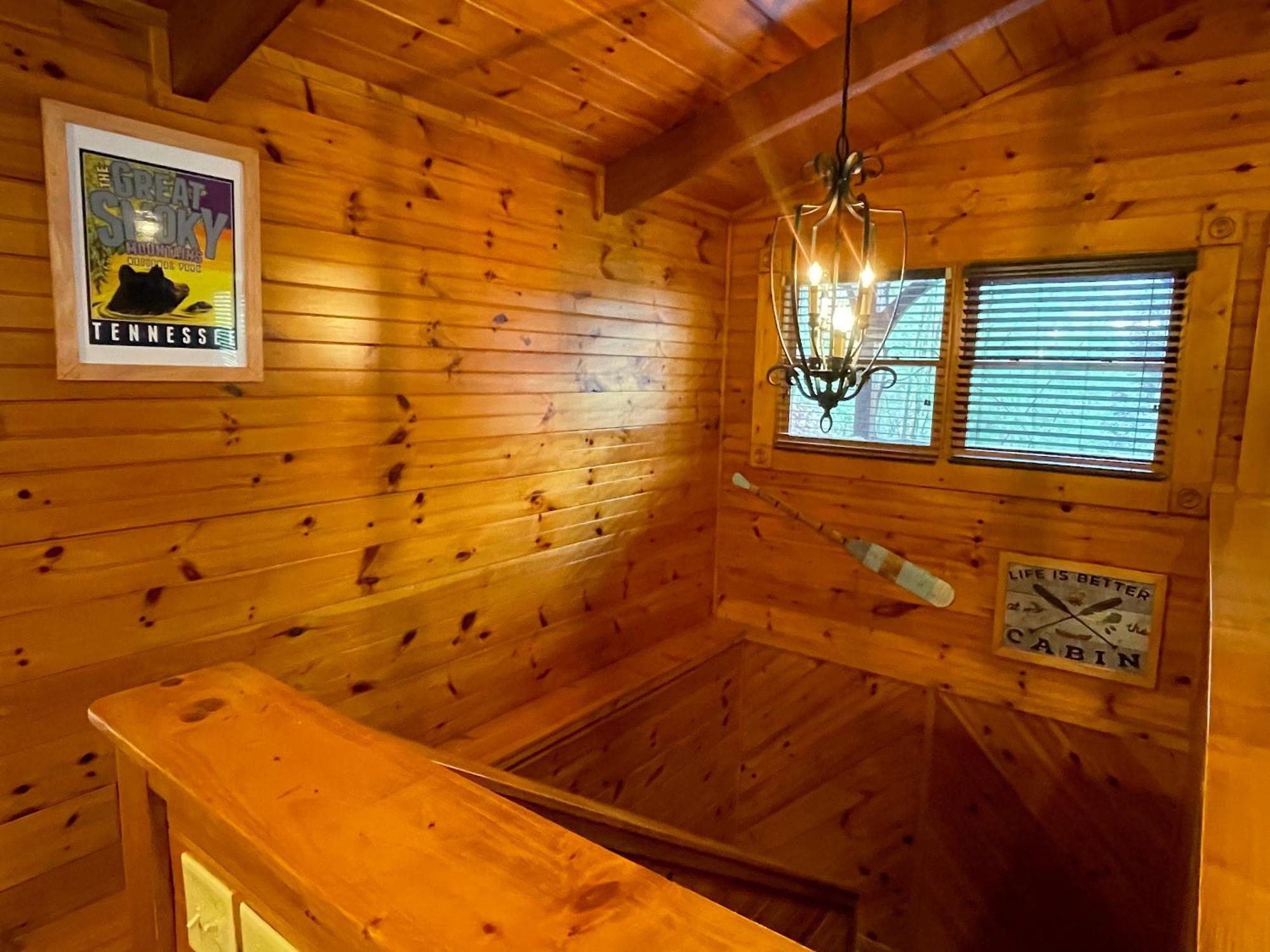 Spacious Log Cabin, Easy Drive, Hot Tub, Arcade Gameroom, Mountain Vibe Gatlinburg