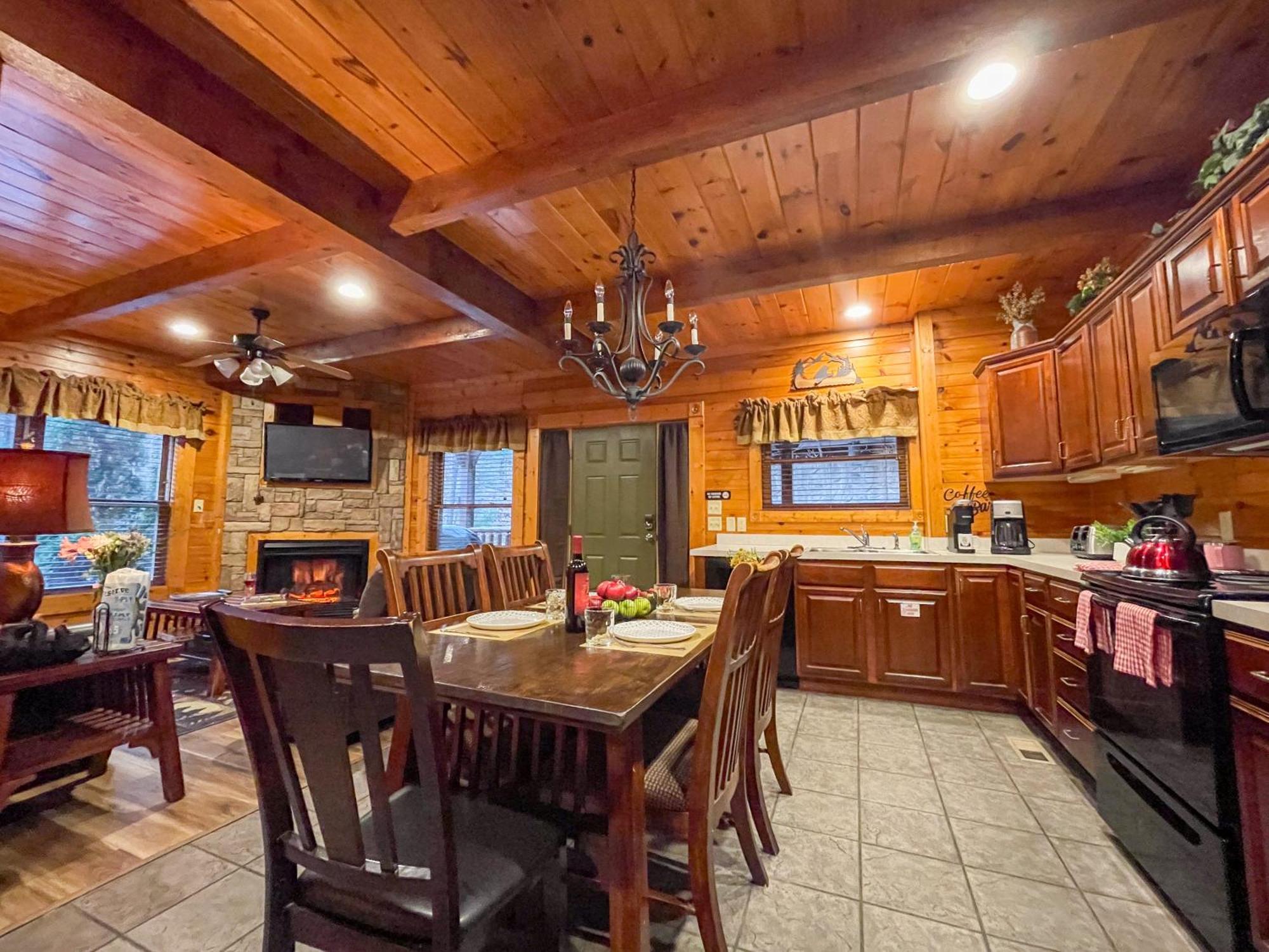 Villa Spacious Log Cabin, Easy Drive, Hot Tub, Arcade Gameroom, Mountain Vibe